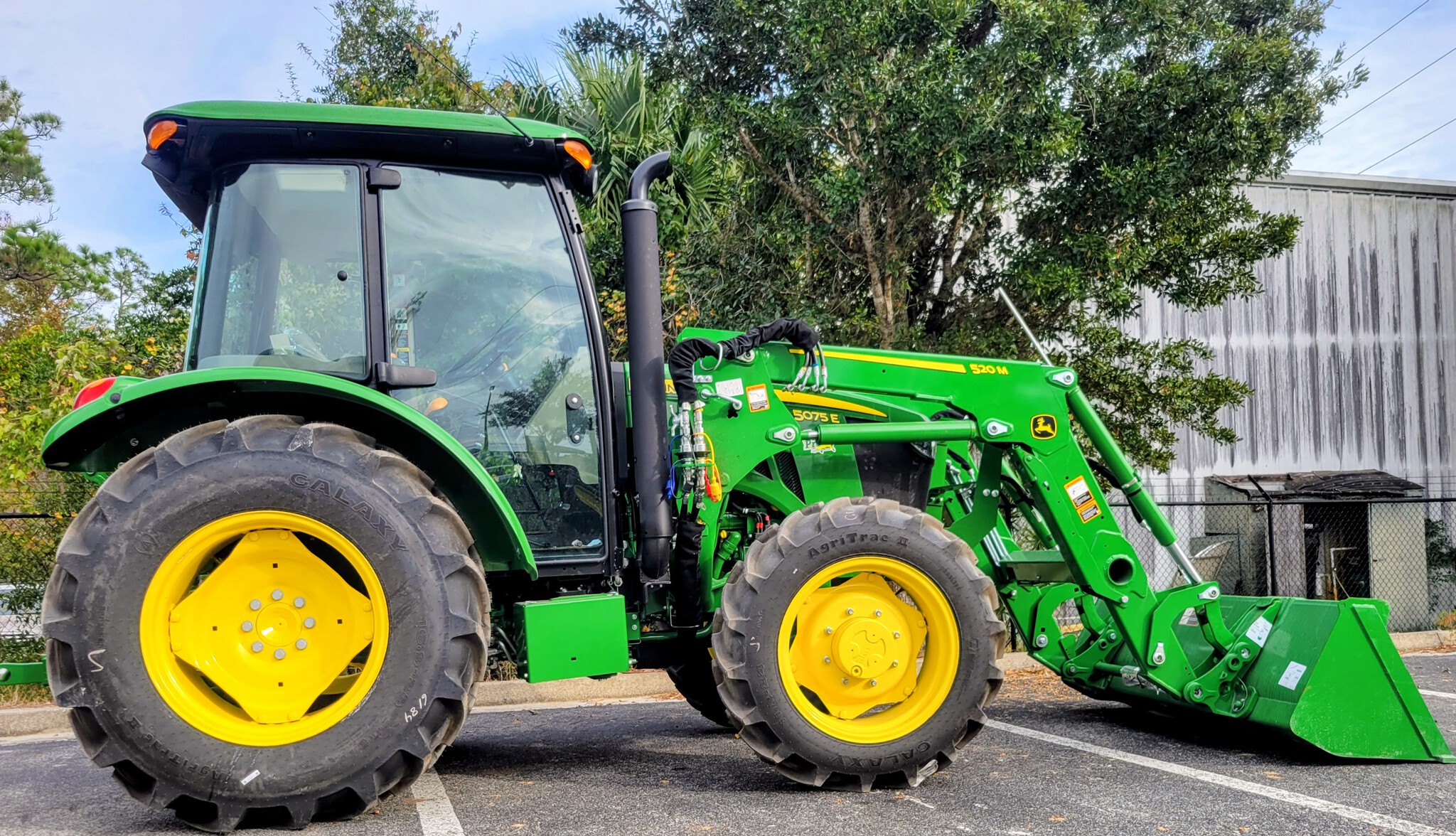 2025 John Deere 5075E Image 2