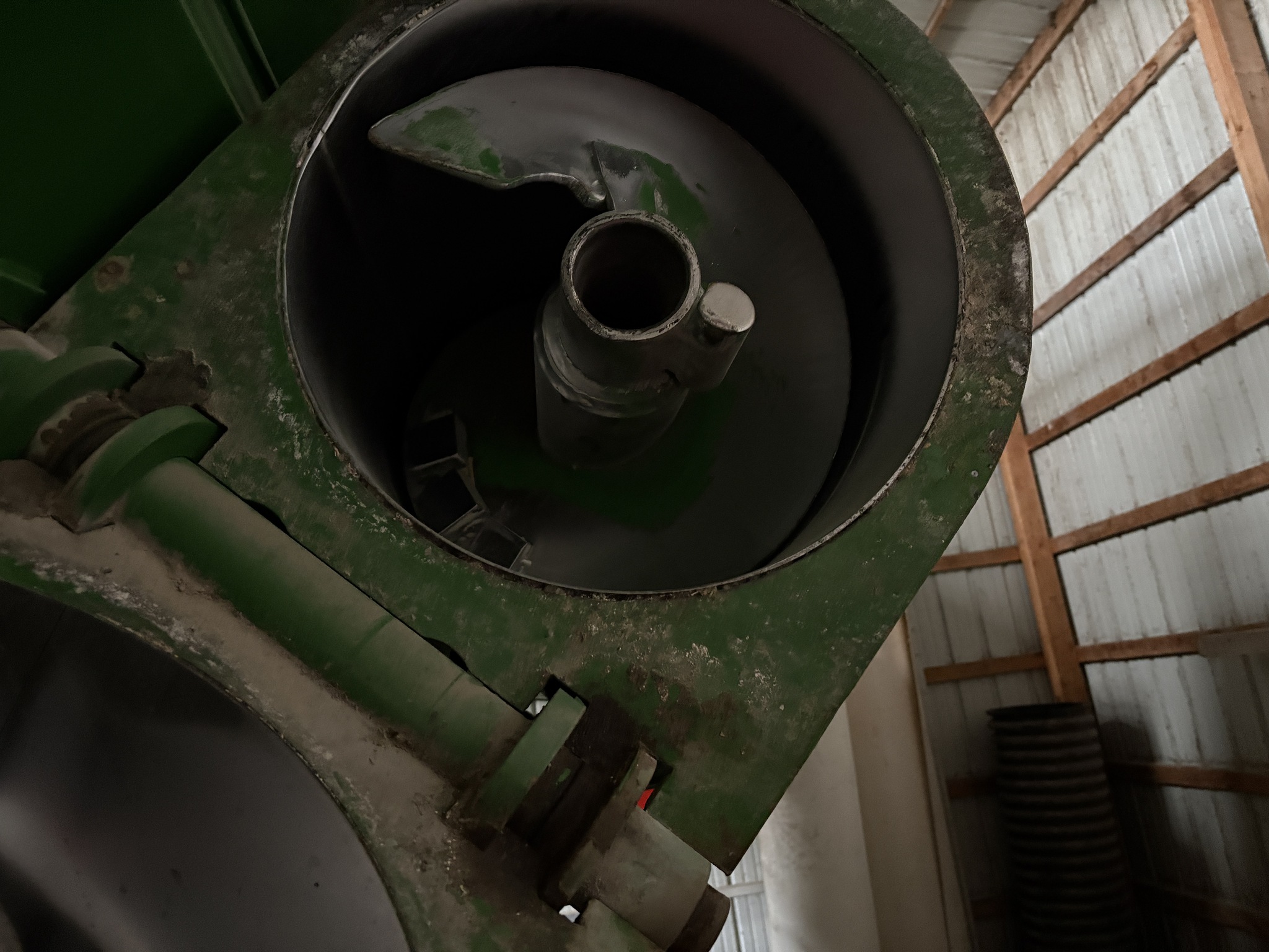 2010 Unverferth 8250 Image 5