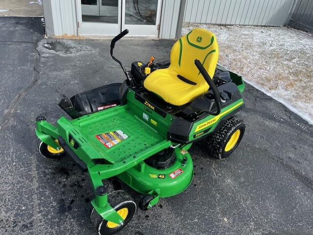 2025 John Deere Z320M Image 2