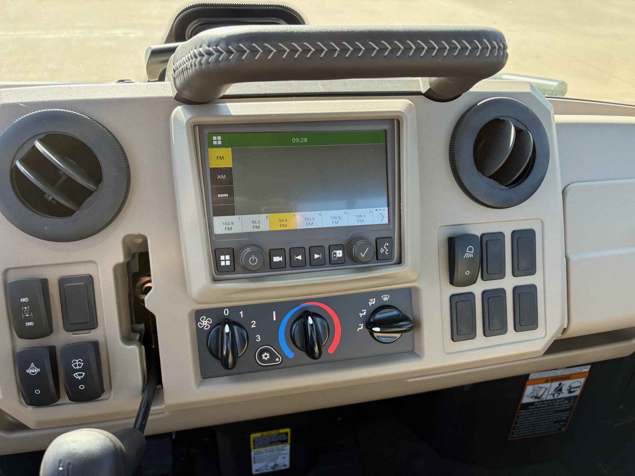 2024 John Deere XUV 835R Image 9