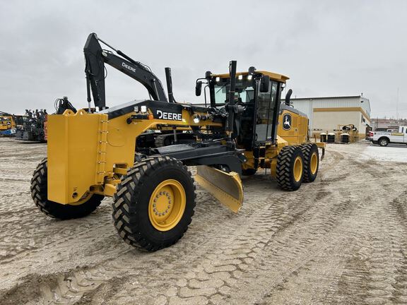 Photo of a 2023 John Deere 772G