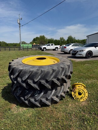 John Deere 420/85R38
