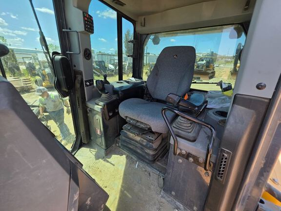 2021 John Deere 700L