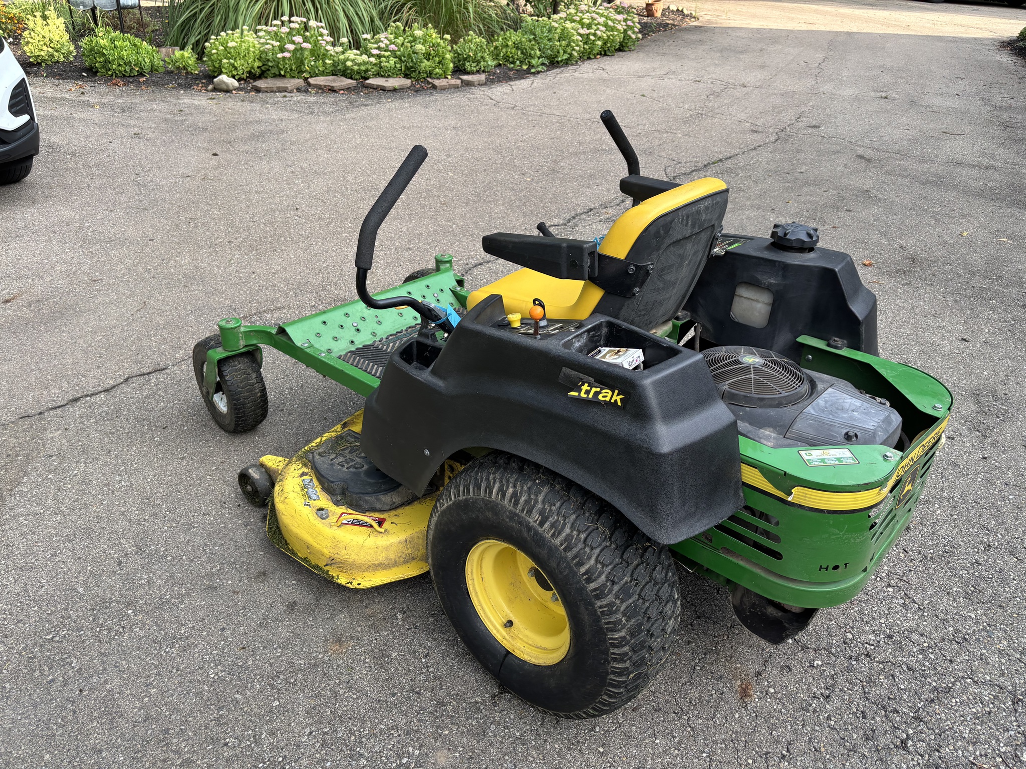 Used 2012 John Deere Z425 Zero Turn Mowers at Koenig Equipment in Urbana, OH - PhotoXL3