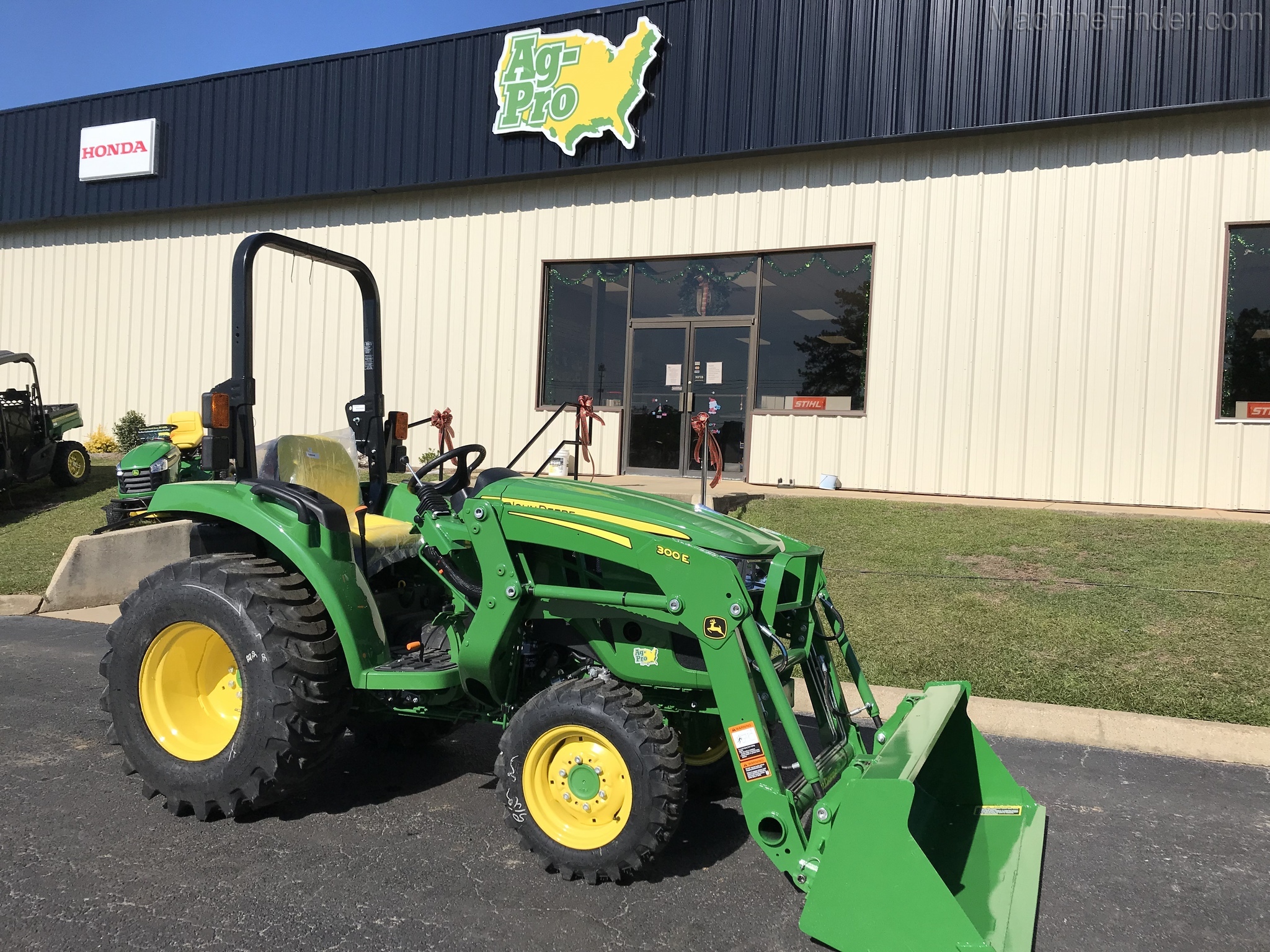 2021 John Deere 3043D Image 1