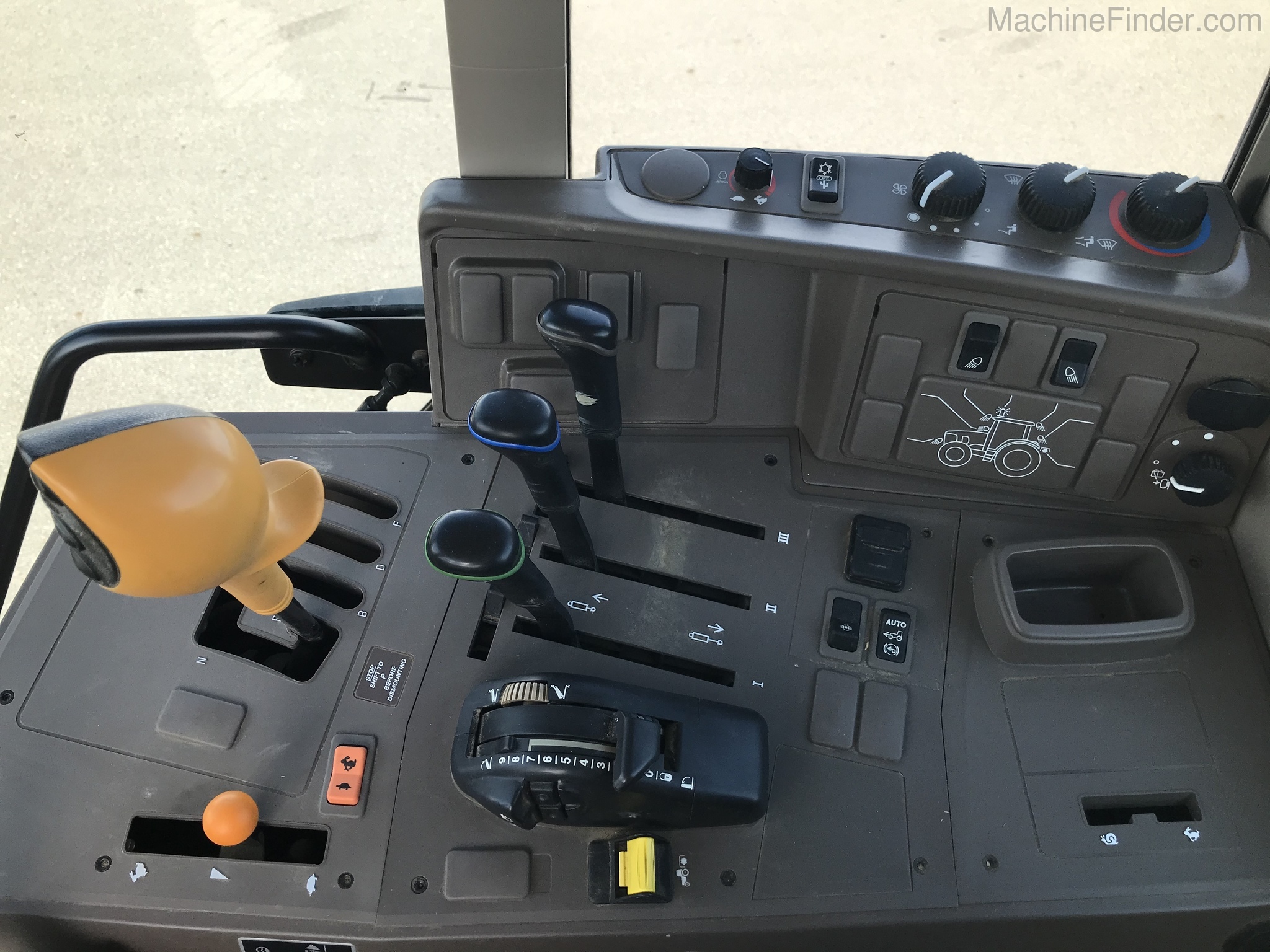 2017 John Deere 6145M Image 15