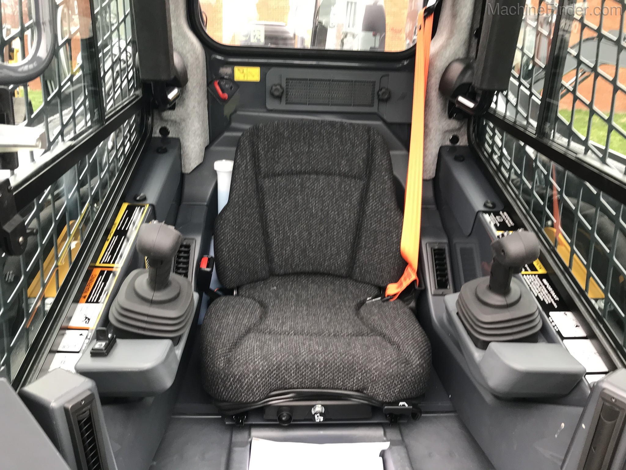 2020 John Deere 325G Image 8