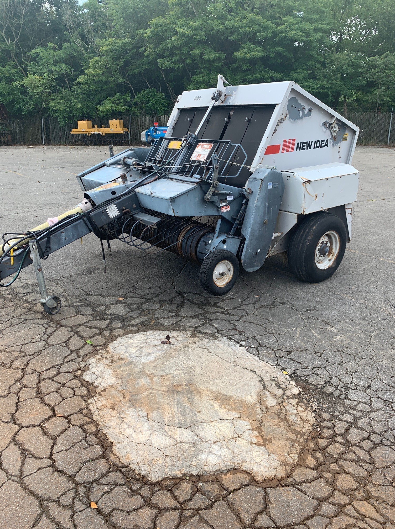 2000 New Idea 484 Image 2