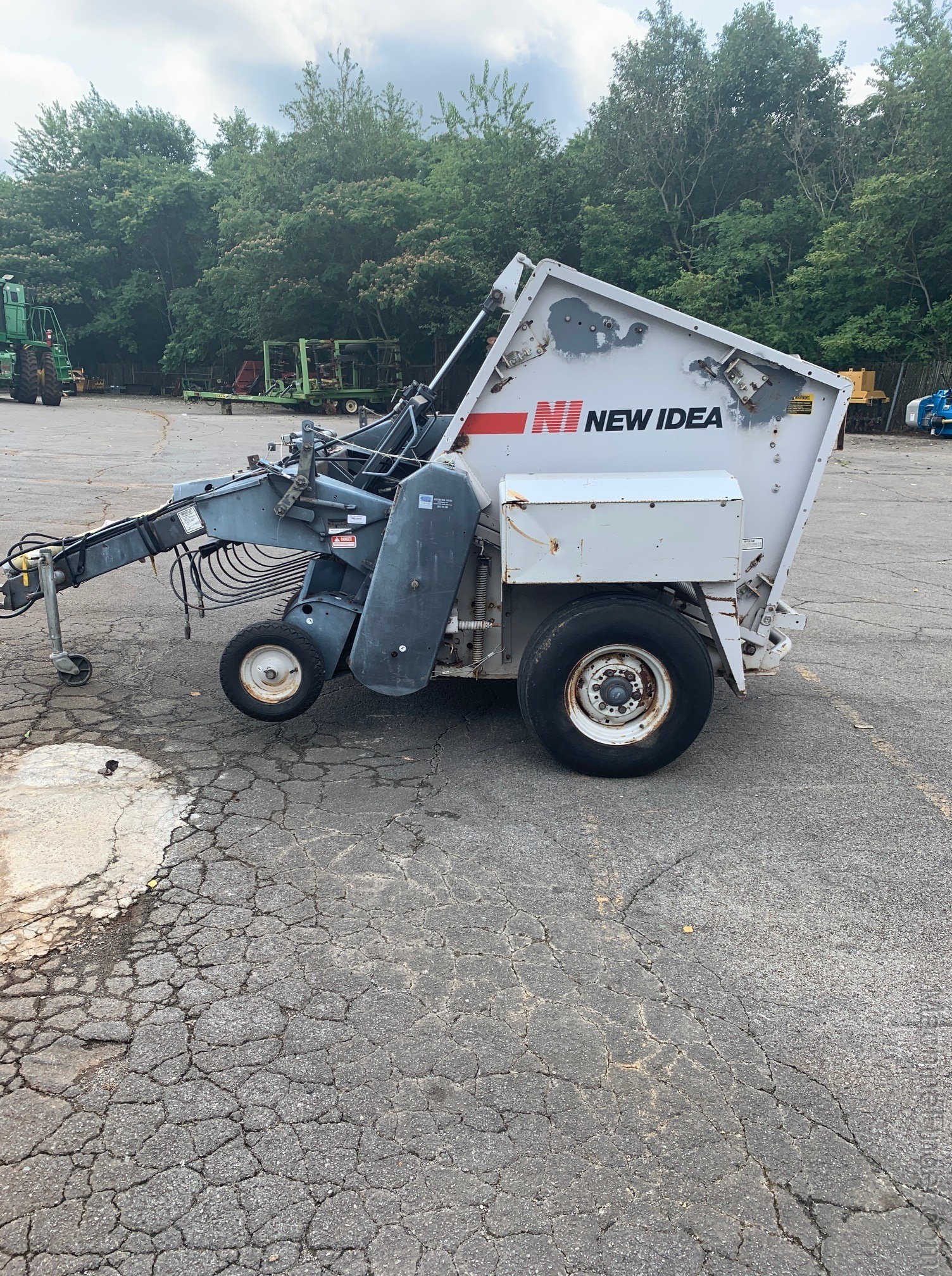 2000 New Idea 484 Image 3