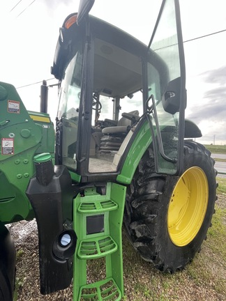 2017 John Deere 6120M Image 4