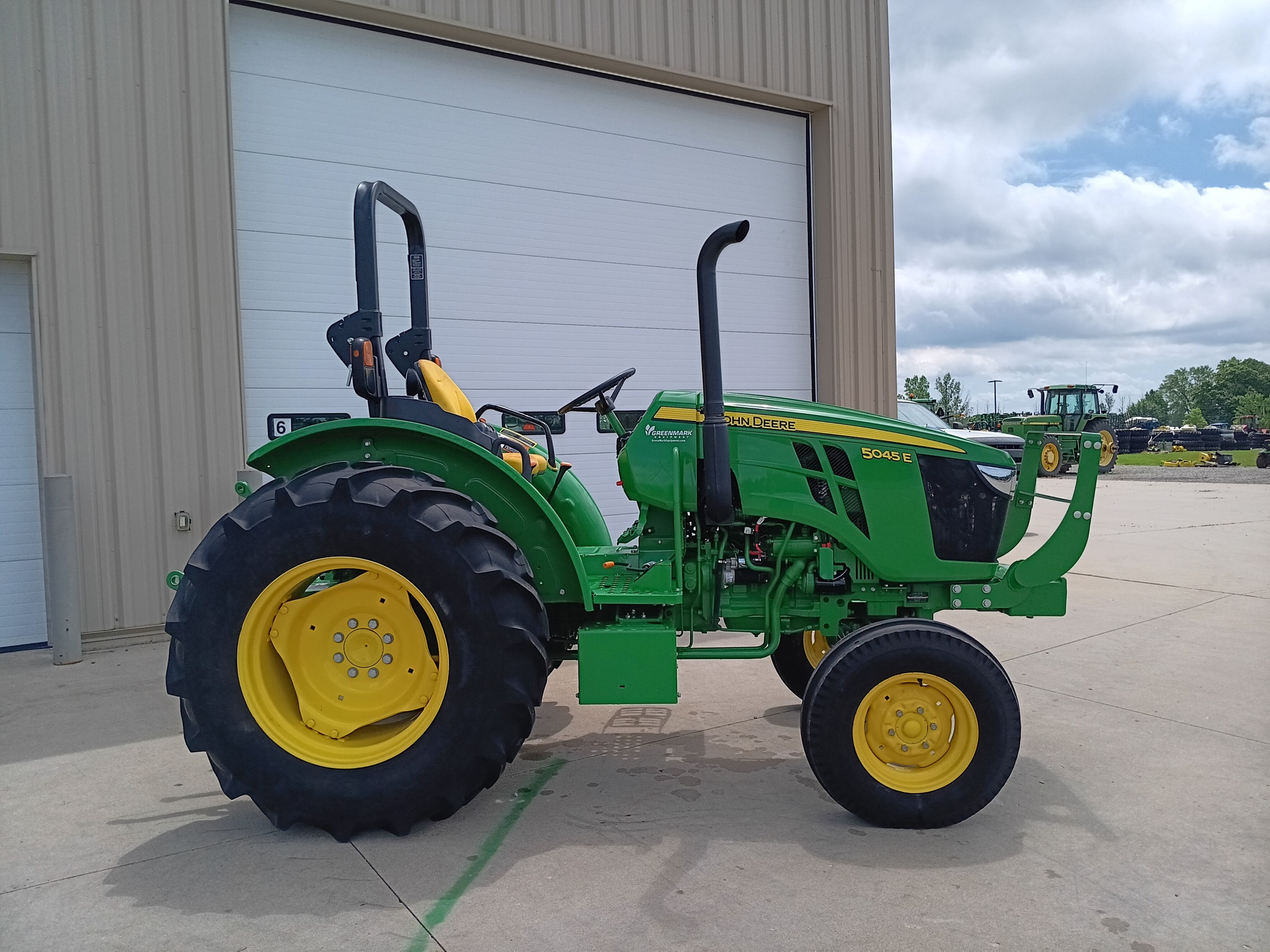 2022 John Deere 5045E Image 3