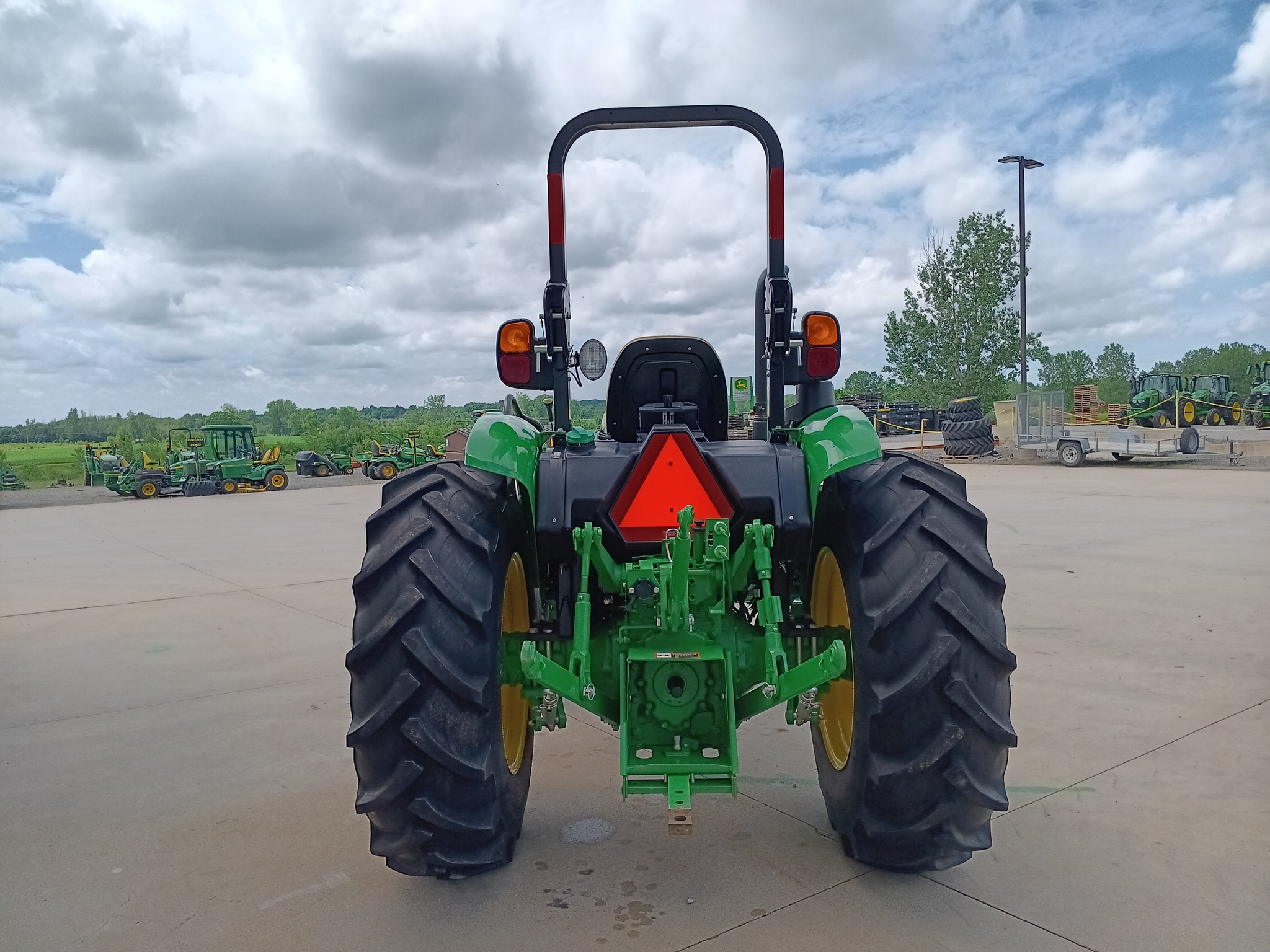 2022 John Deere 5045E Image 5