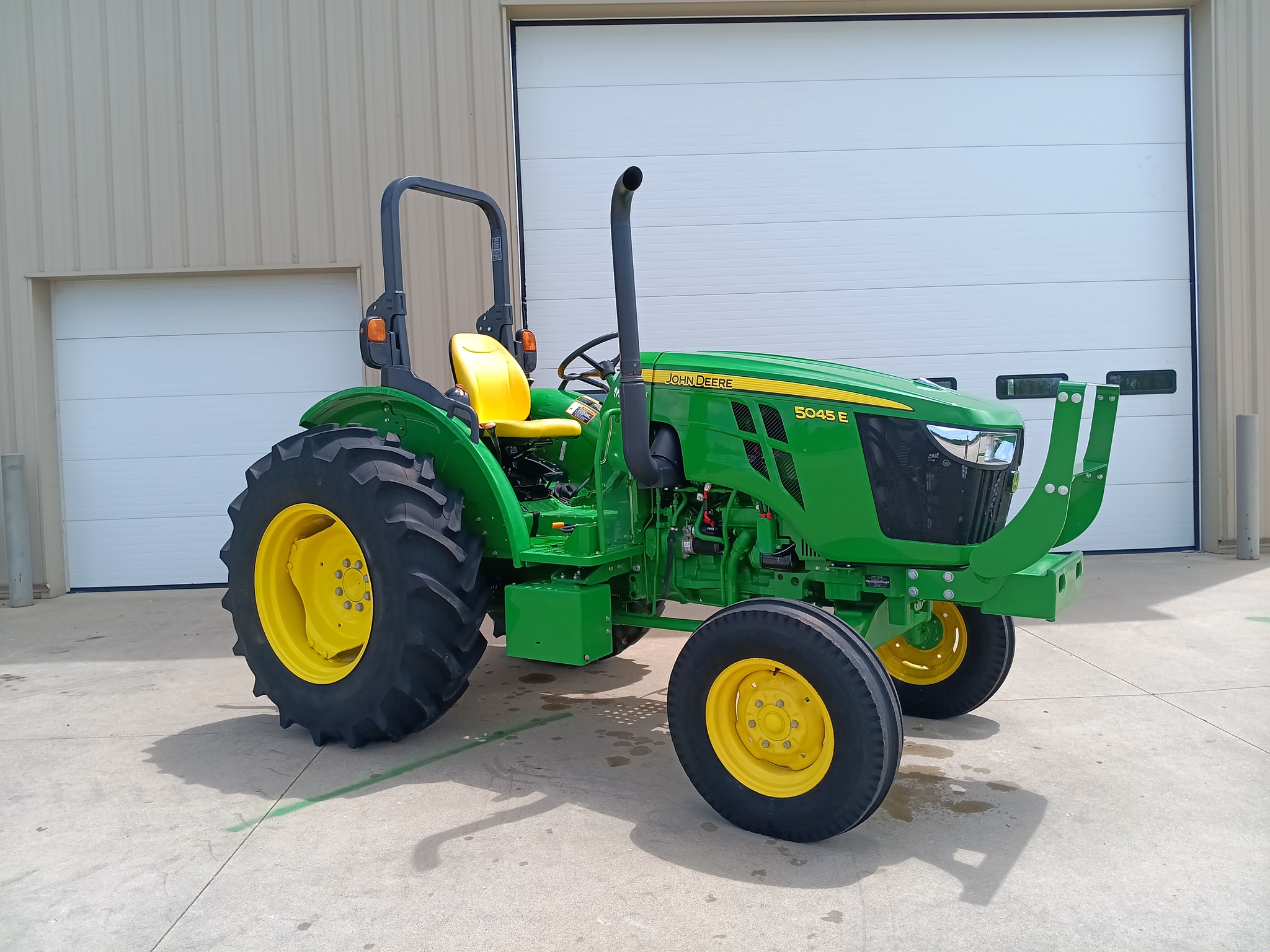2022 John Deere 5045E Image 1