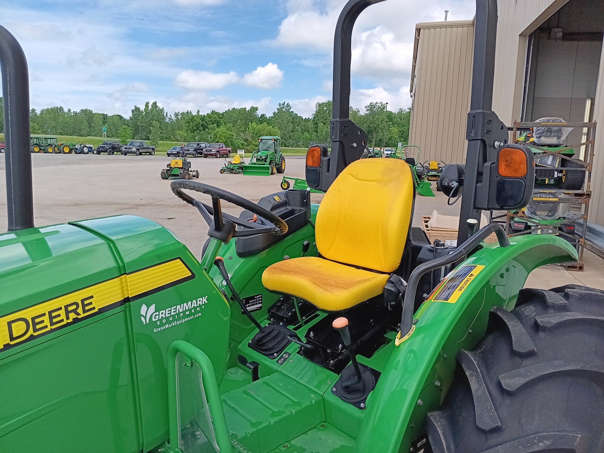 2022 John Deere 5045E Image 9