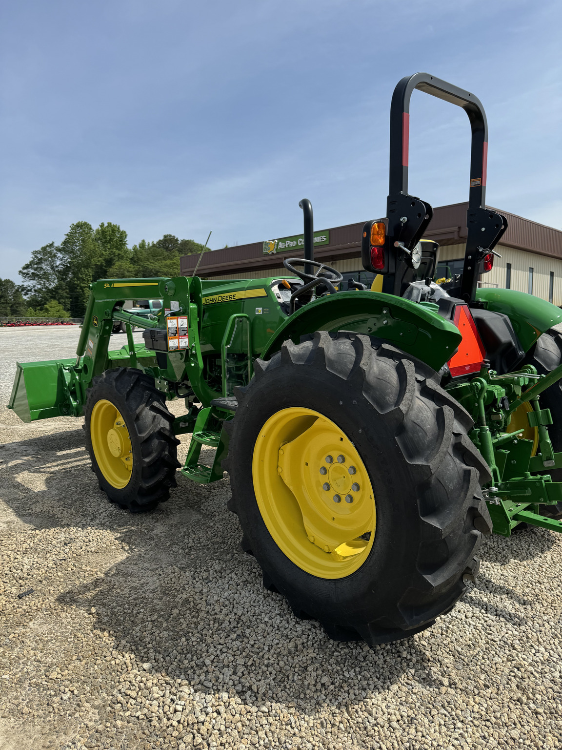 2023 John Deere 5067E Image 3