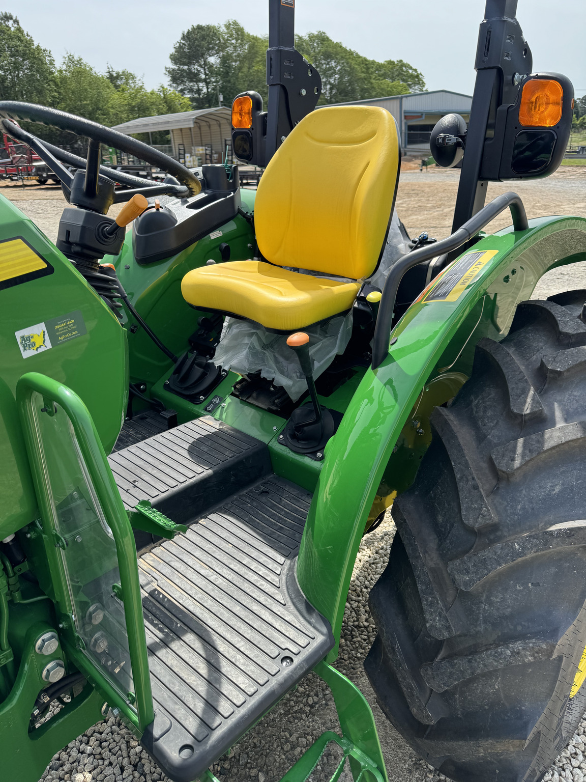 2023 John Deere 5067E Image 10