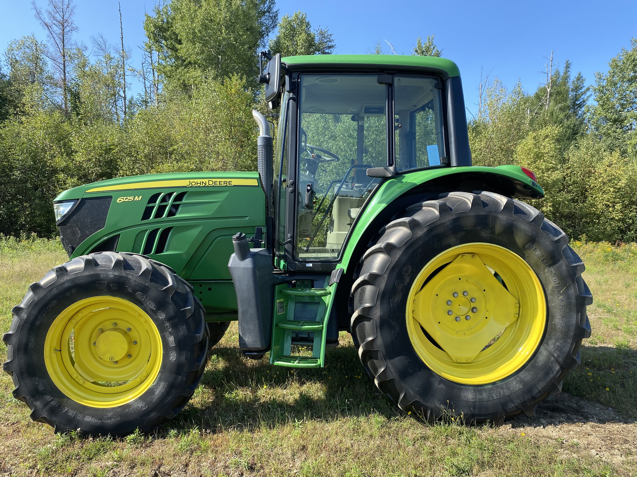 2015 John Deere 6125M Image 2