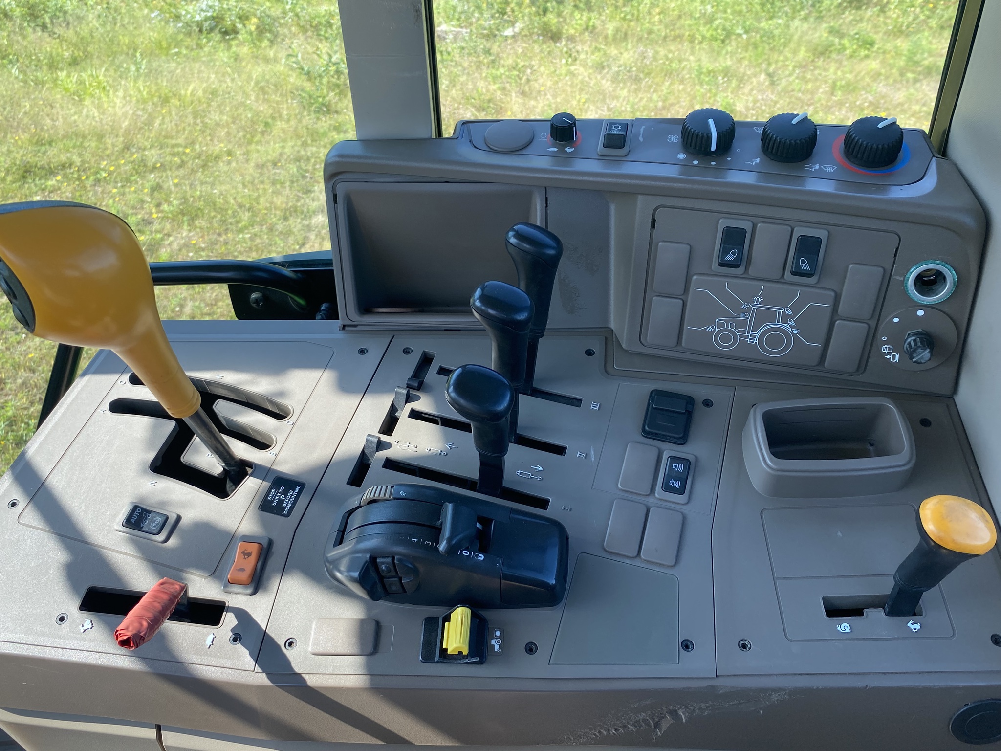 2015 John Deere 6125M Image 14