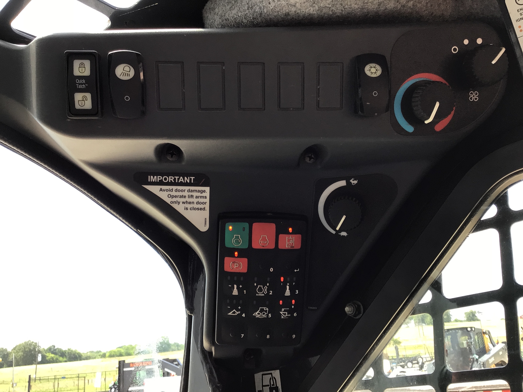 2022 John Deere 317G Image 25