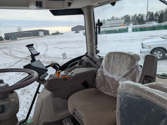 2025 John Deere 6R 130 - Photo15