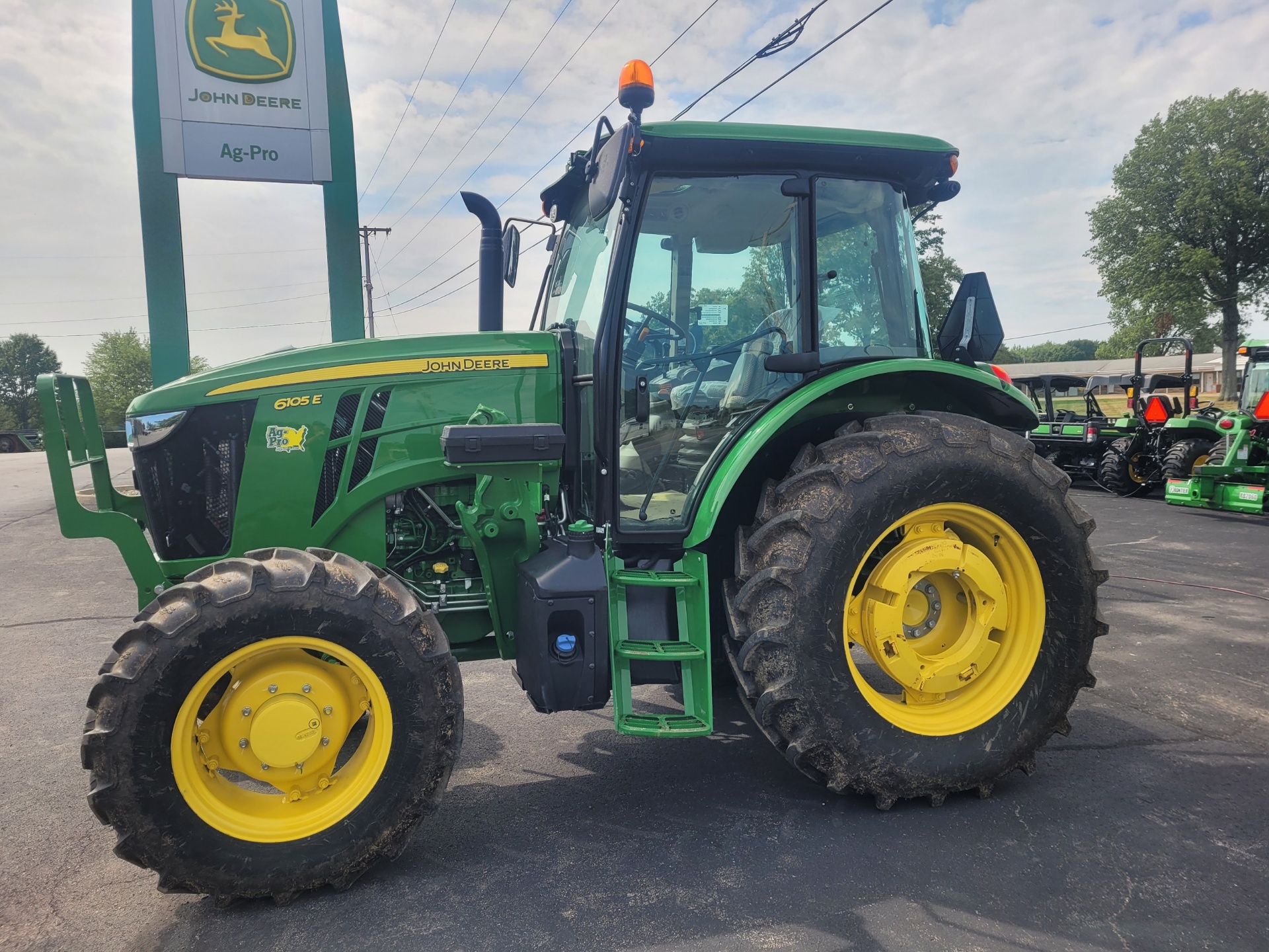 2023 John Deere 6105E Image 5