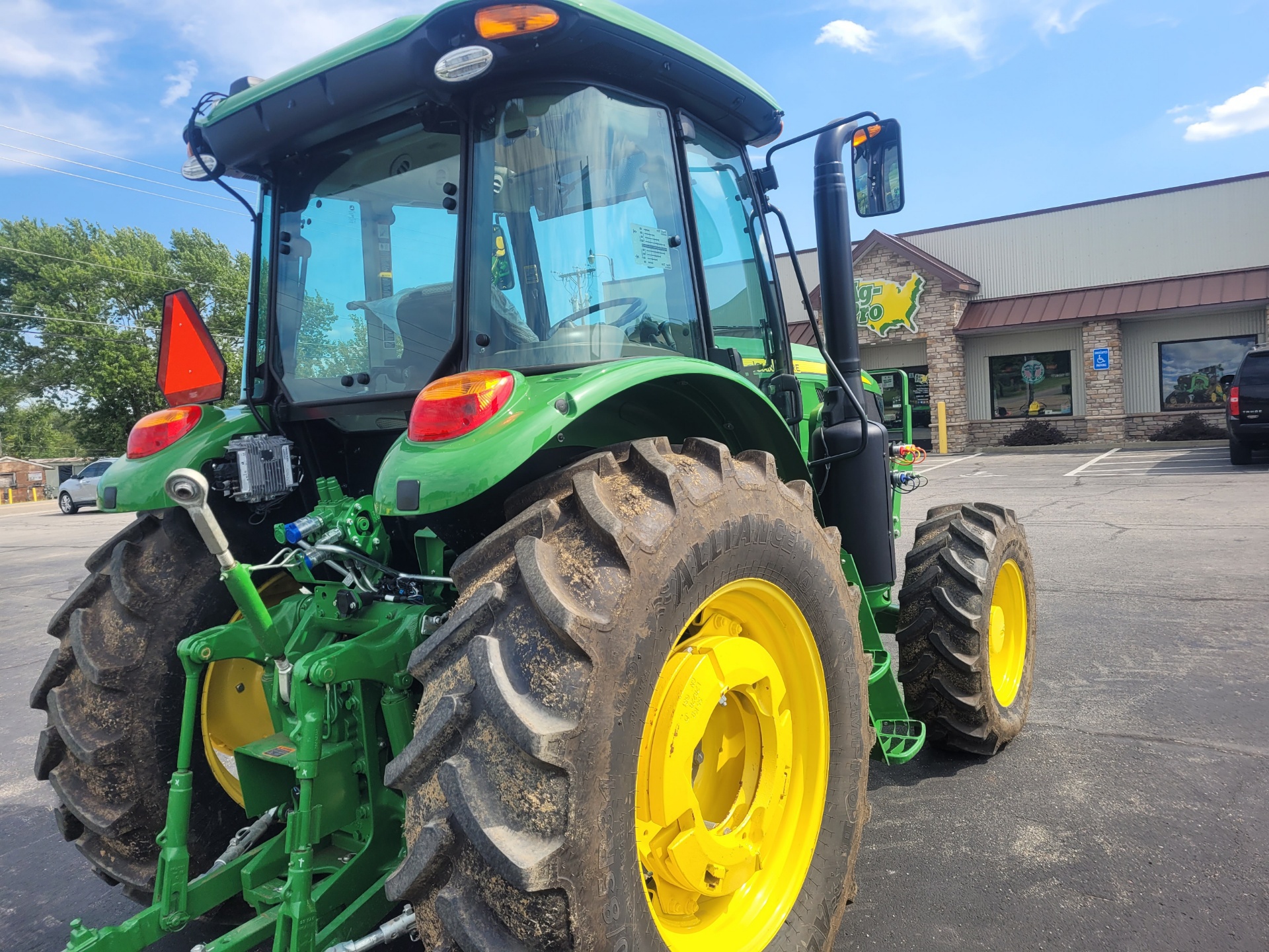 2023 John Deere 6105E Image 3