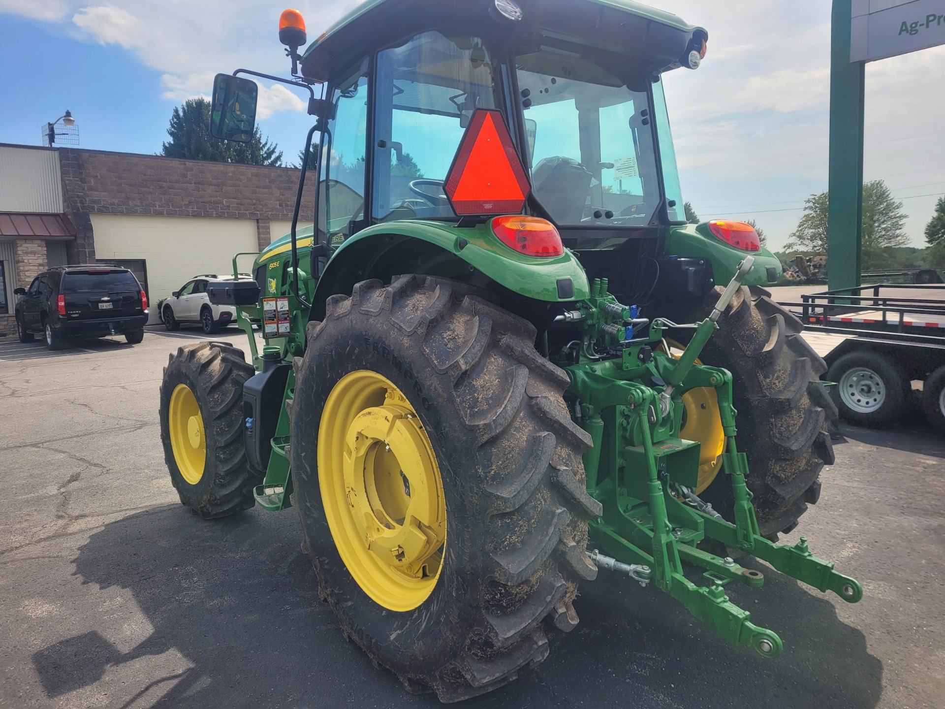 2023 John Deere 6105E Image 4