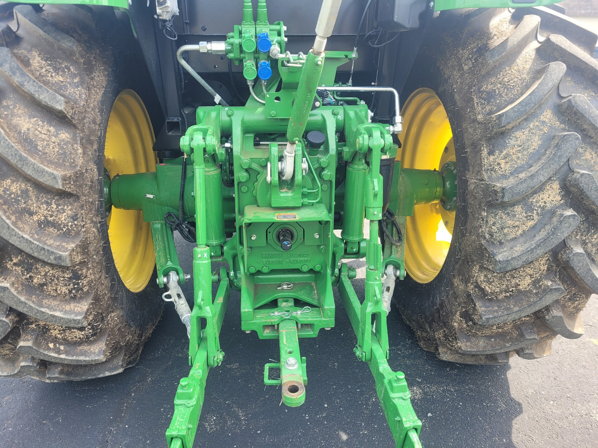 2023 John Deere 6105E Image 6