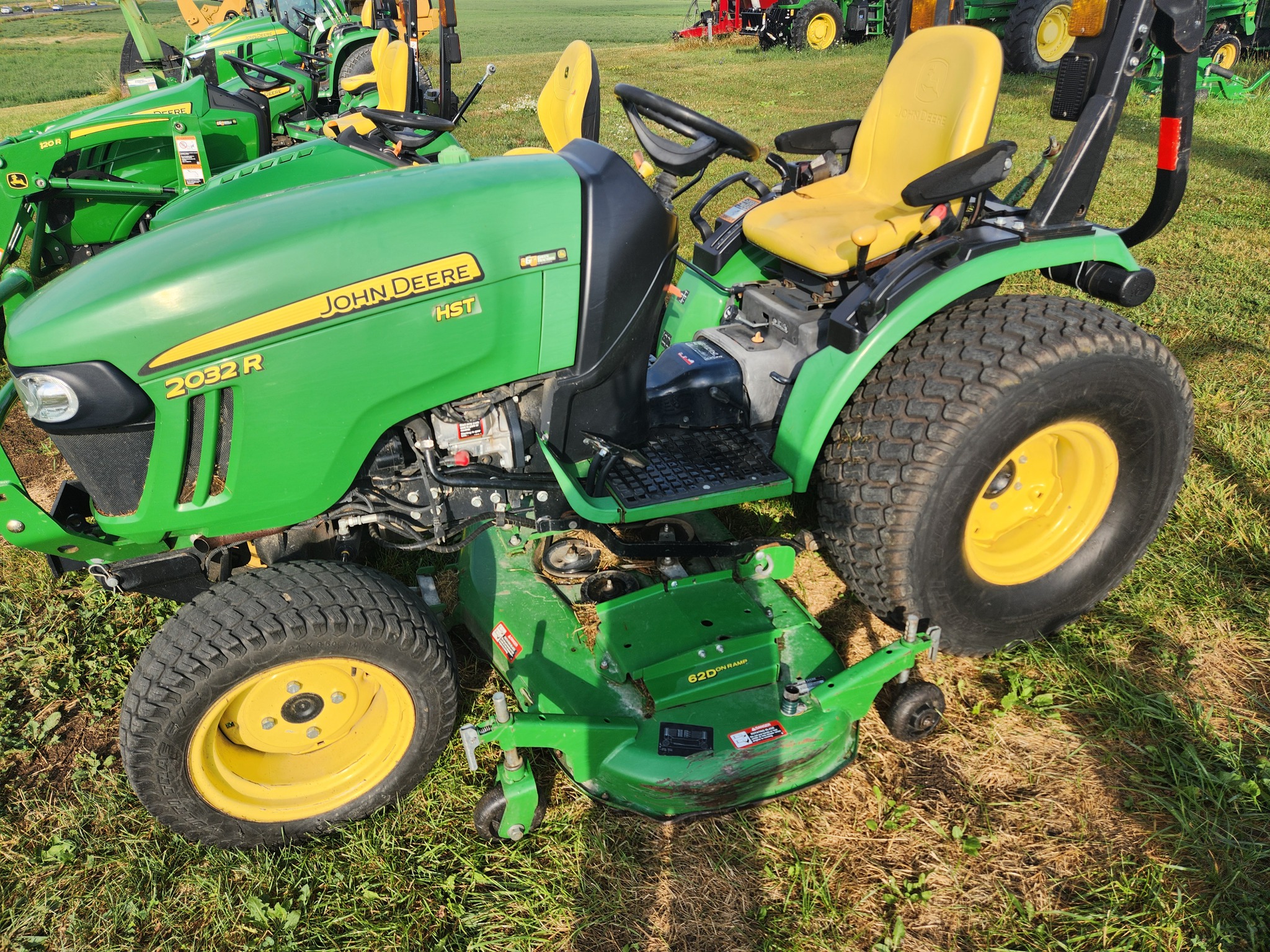 2015 John Deere 2032R Image 1