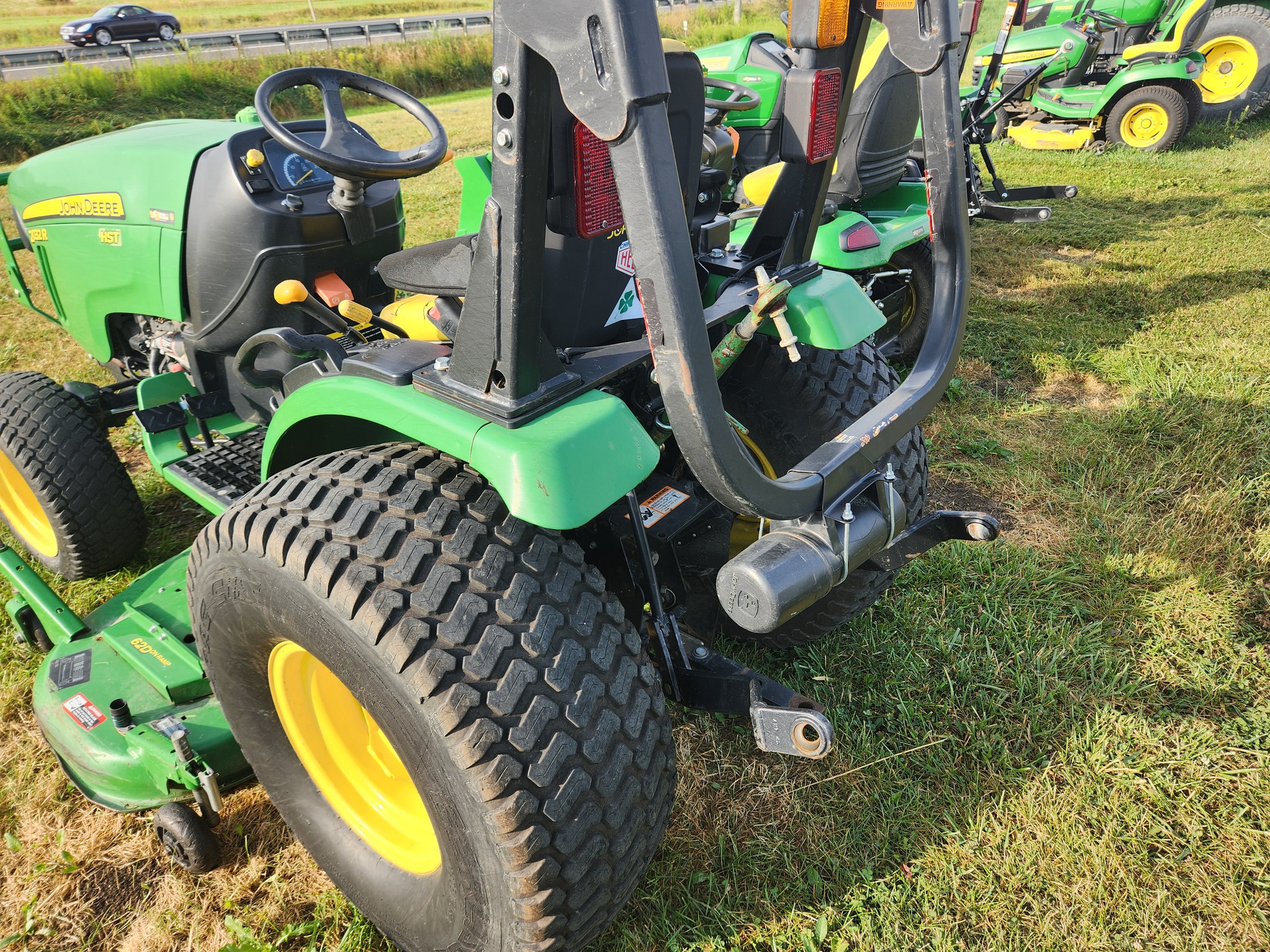 2015 John Deere 2032R Image 2