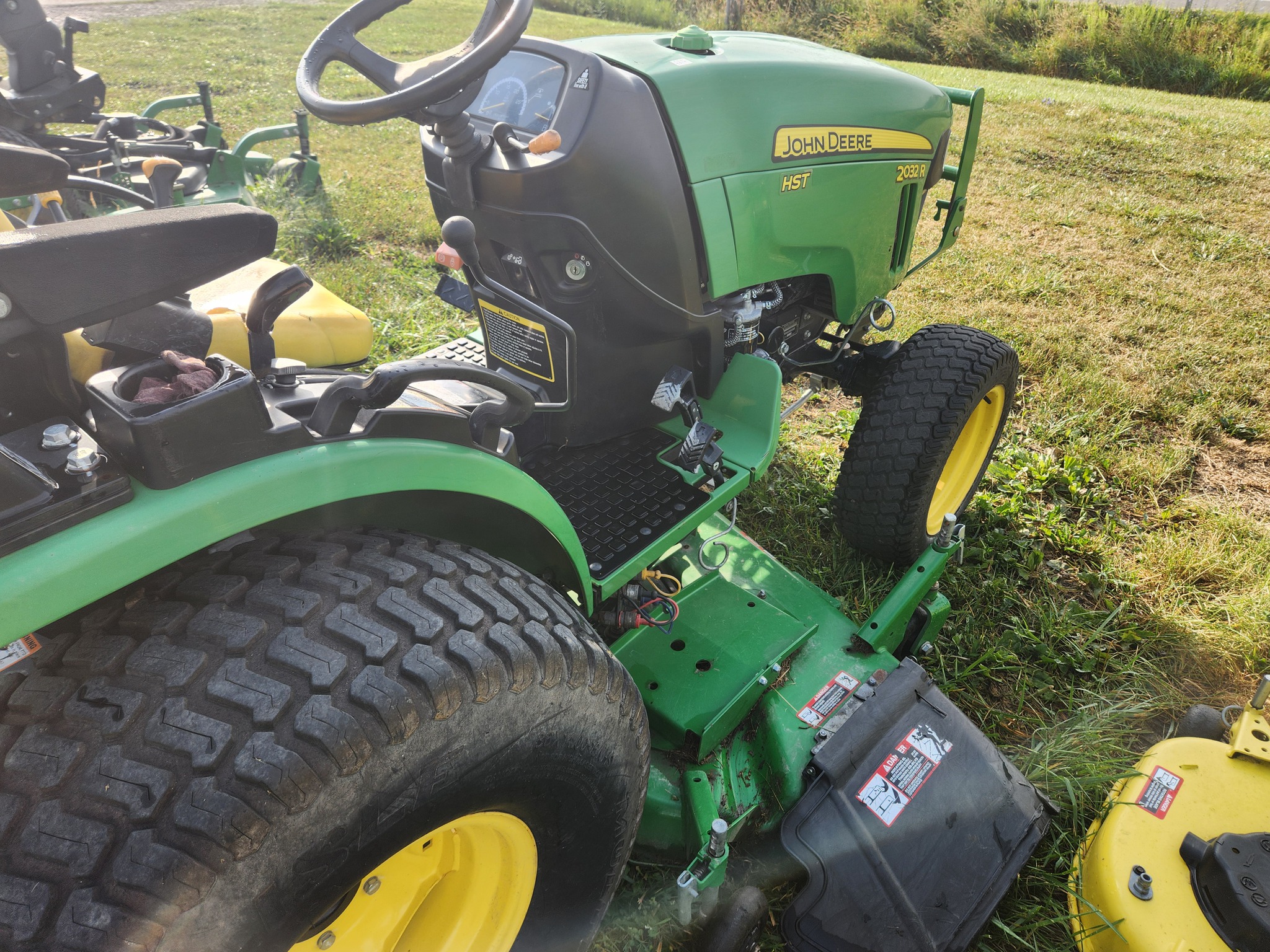 2015 John Deere 2032R Image 3