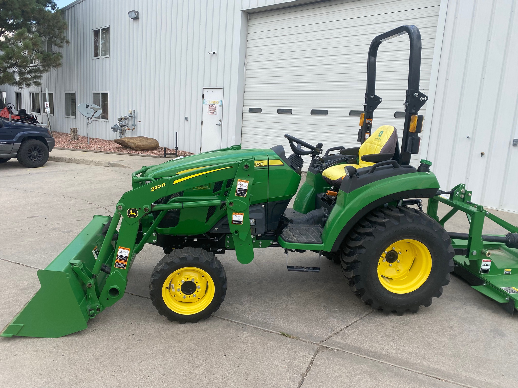 2022 John Deere 2032R Image 3