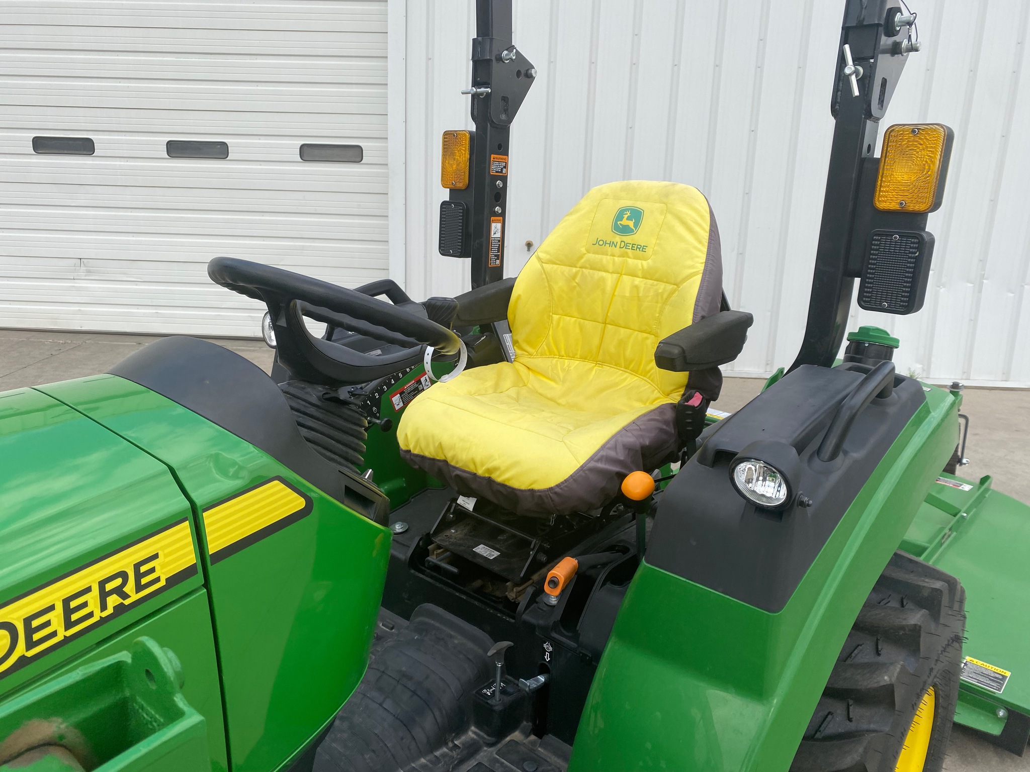 2022 John Deere 2032R Image 12