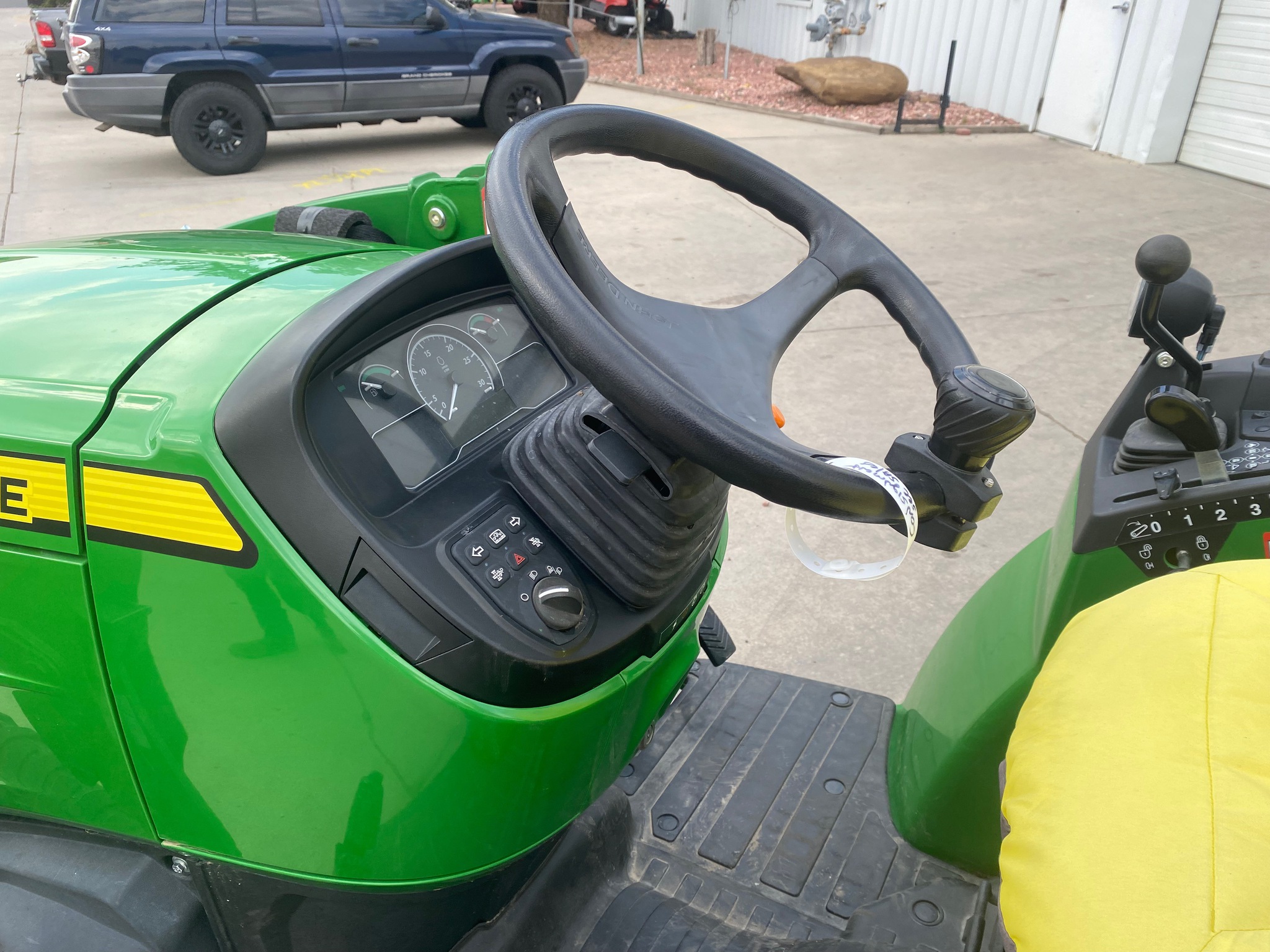 2022 John Deere 2032R Image 11