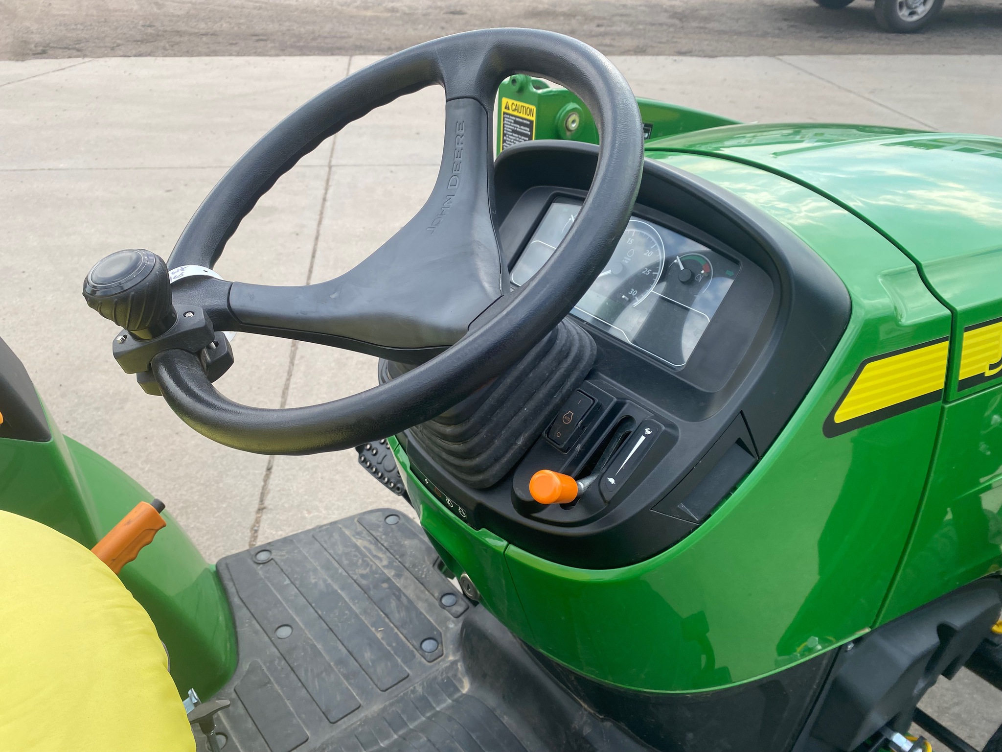 2022 John Deere 2032R Image 10