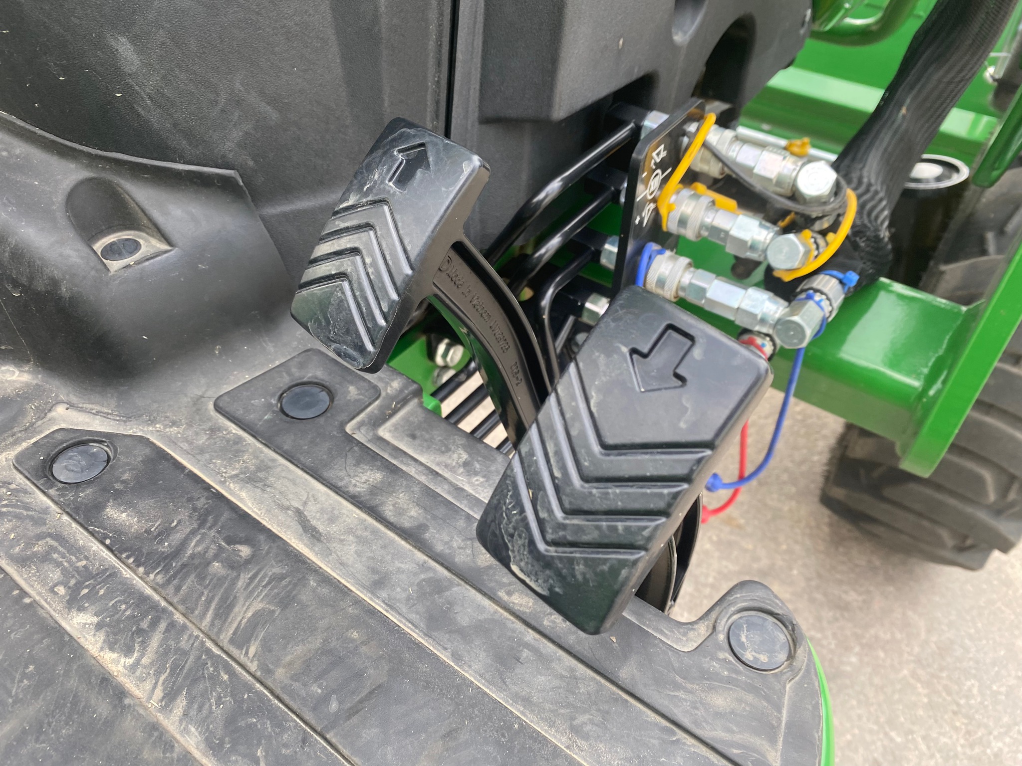 2022 John Deere 2032R Image 16