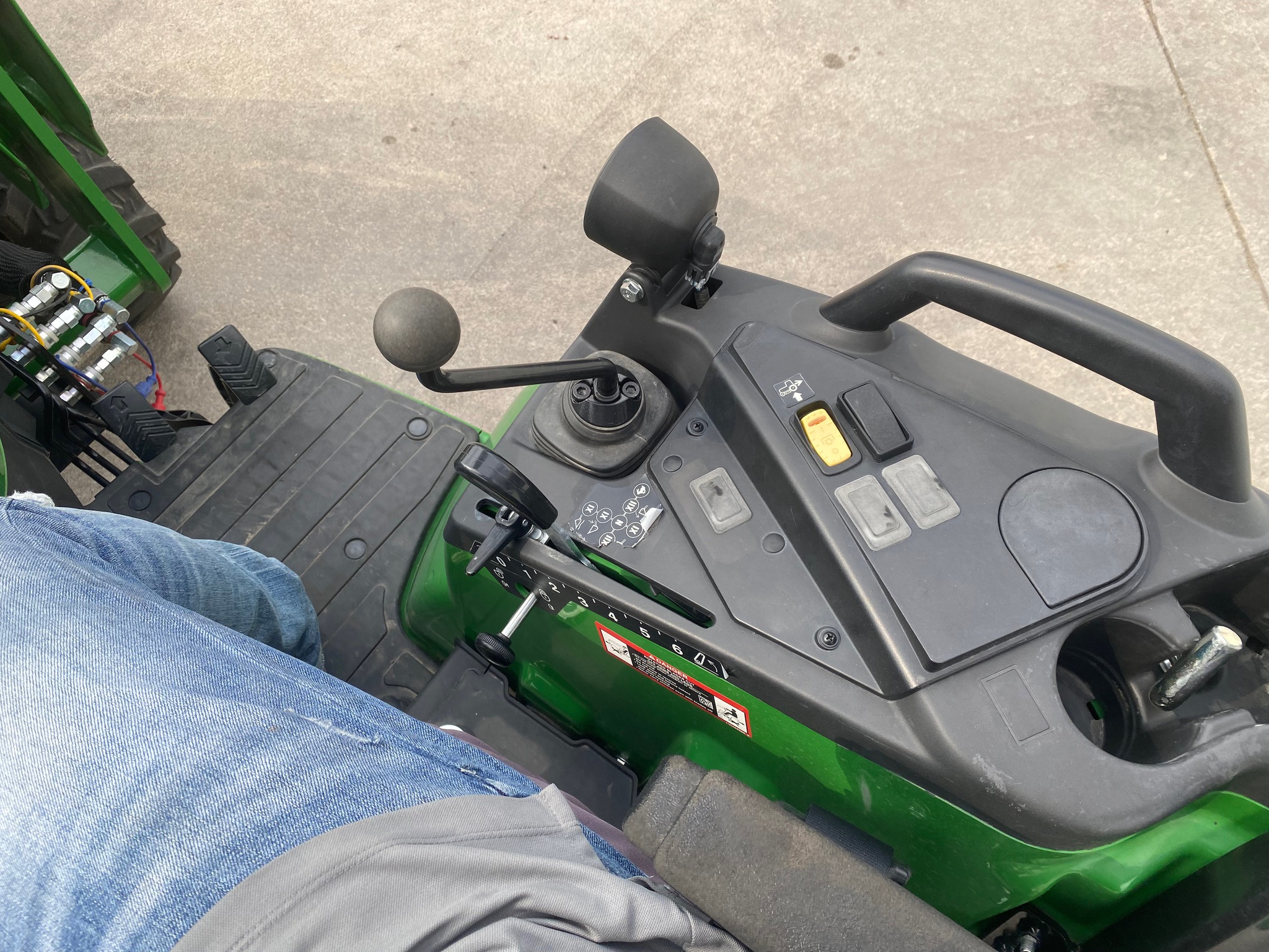 2022 John Deere 2032R Image 15