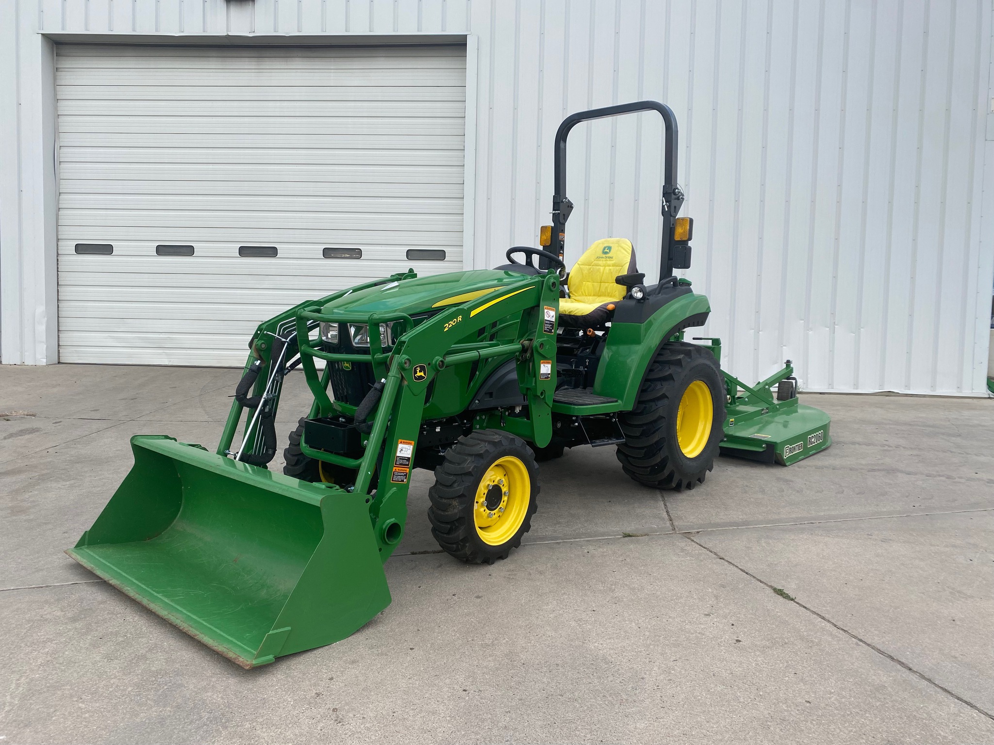 2022 John Deere 2032R Image 1