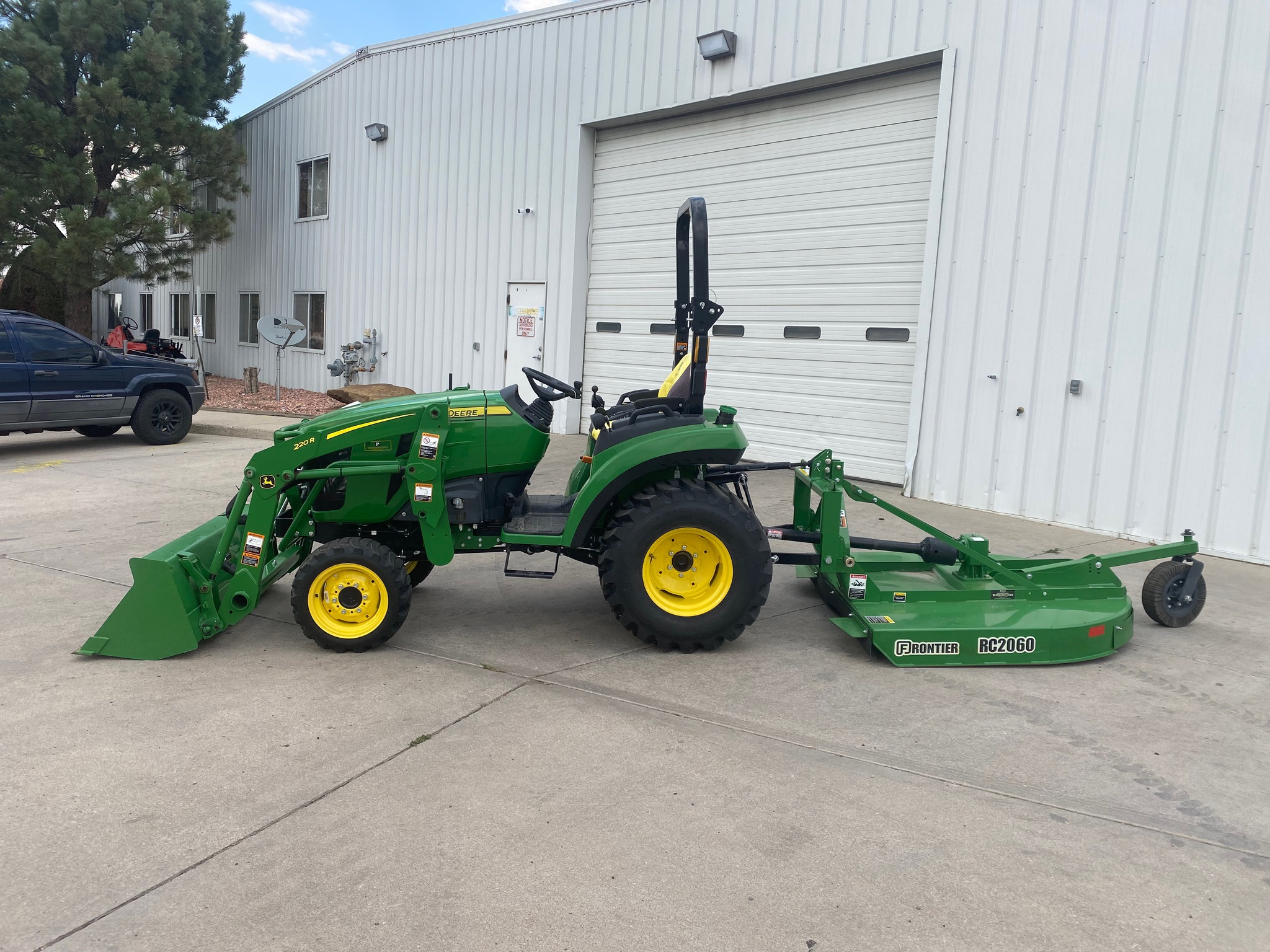 2022 John Deere 2032R Image 2