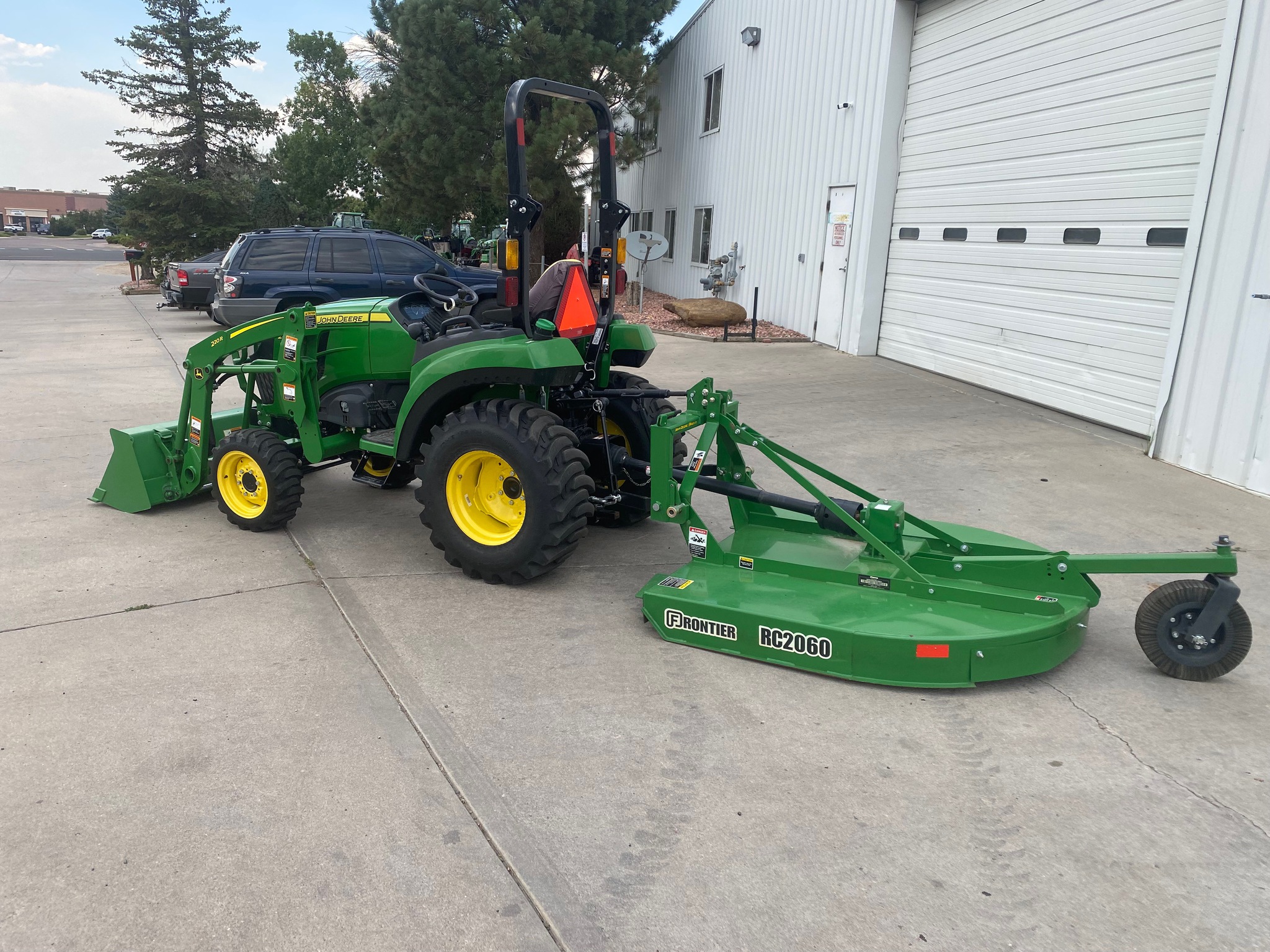 2022 John Deere 2032R Image 4
