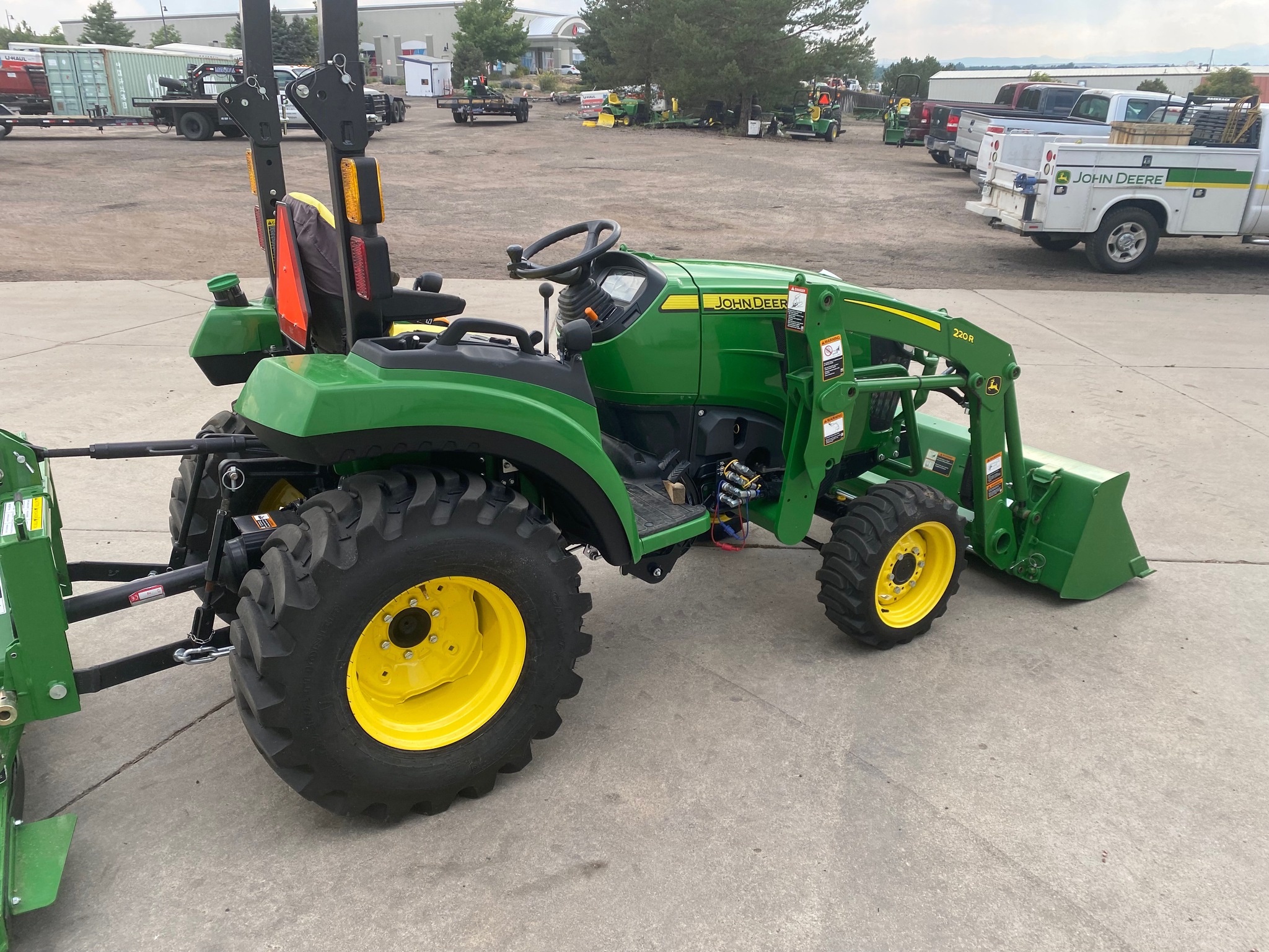 2022 John Deere 2032R Image 6