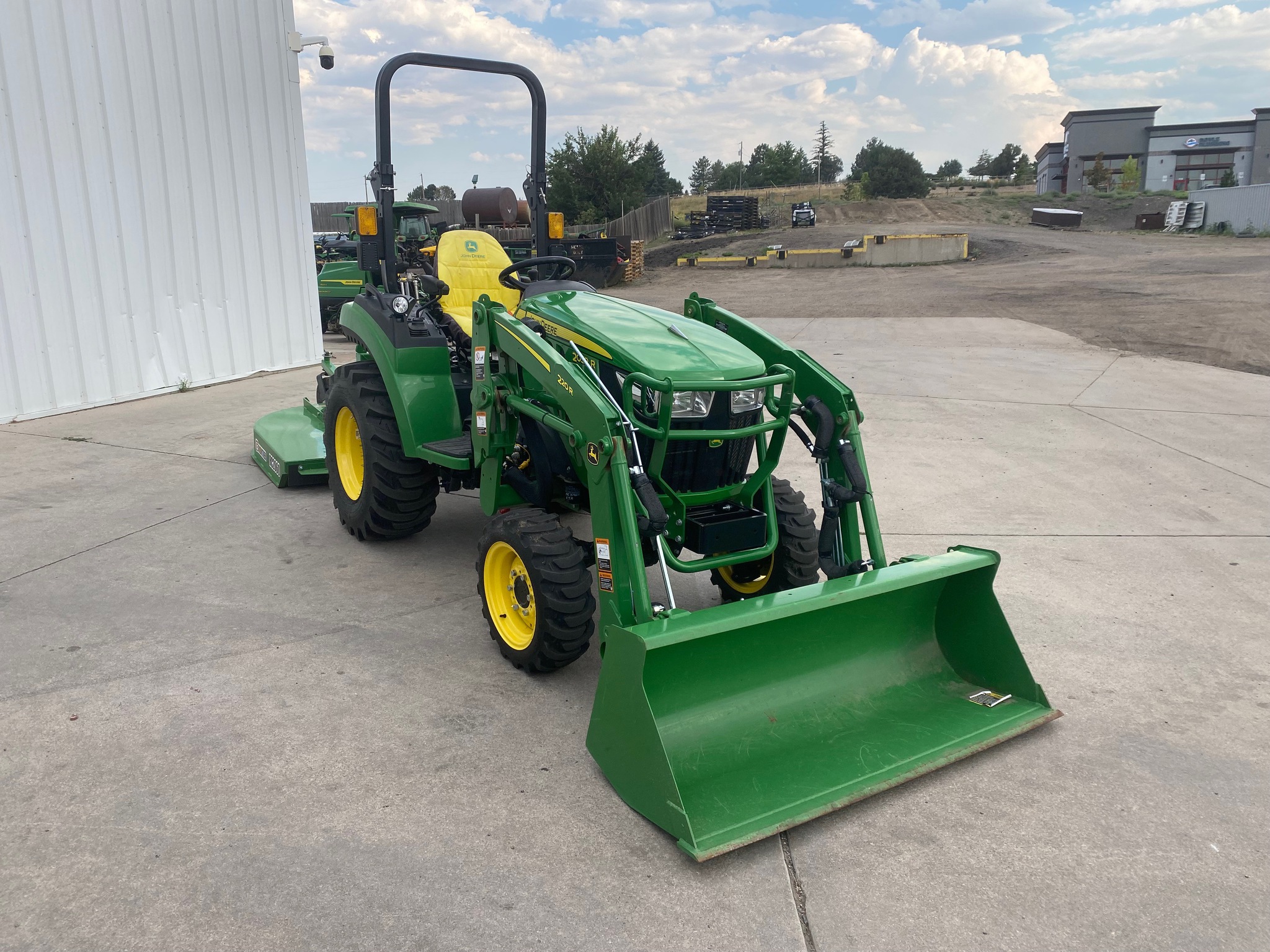 2022 John Deere 2032R Image 8
