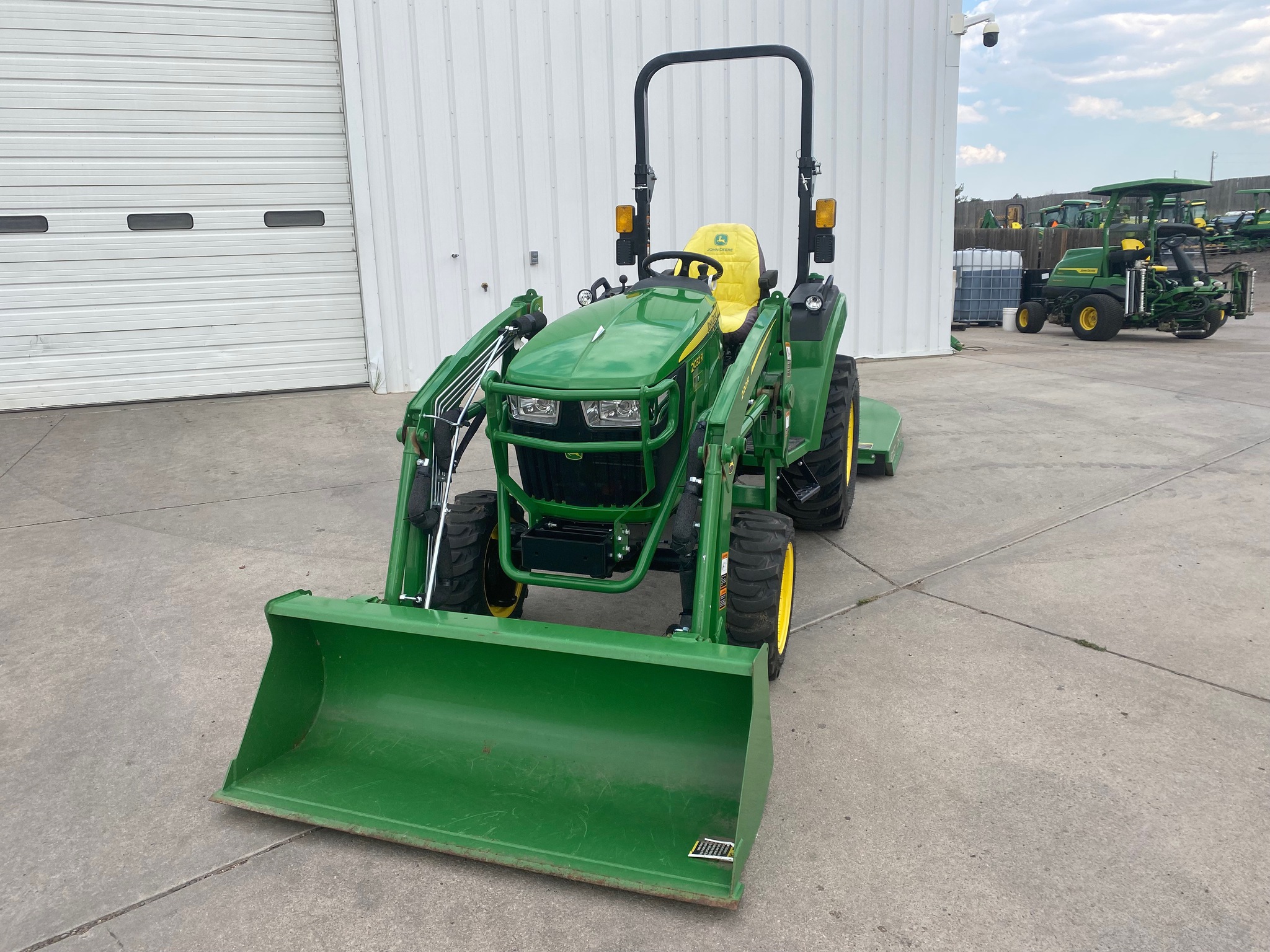 2022 John Deere 2032R Image 9