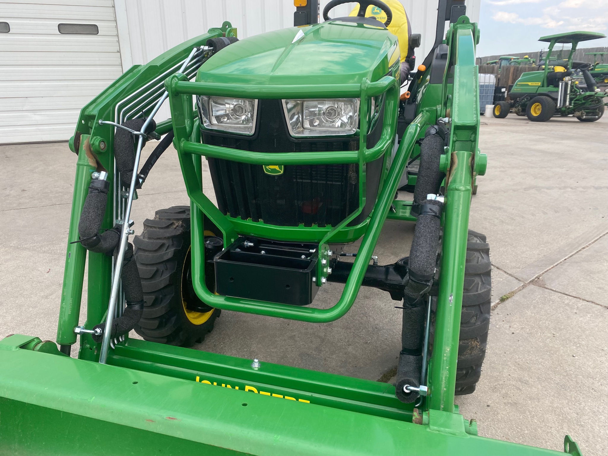 2022 John Deere 2032R Image 19