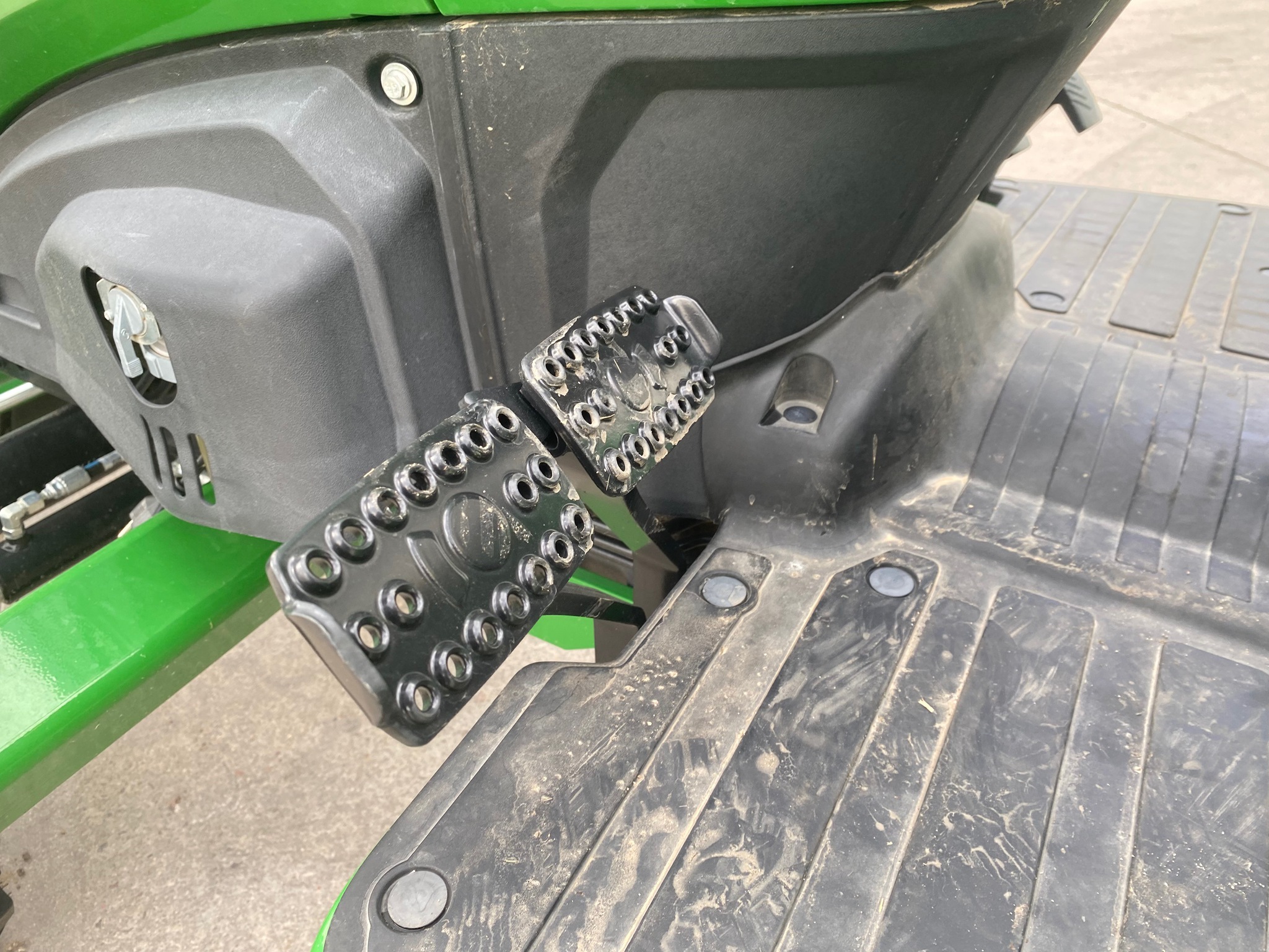 2022 John Deere 2032R Image 17
