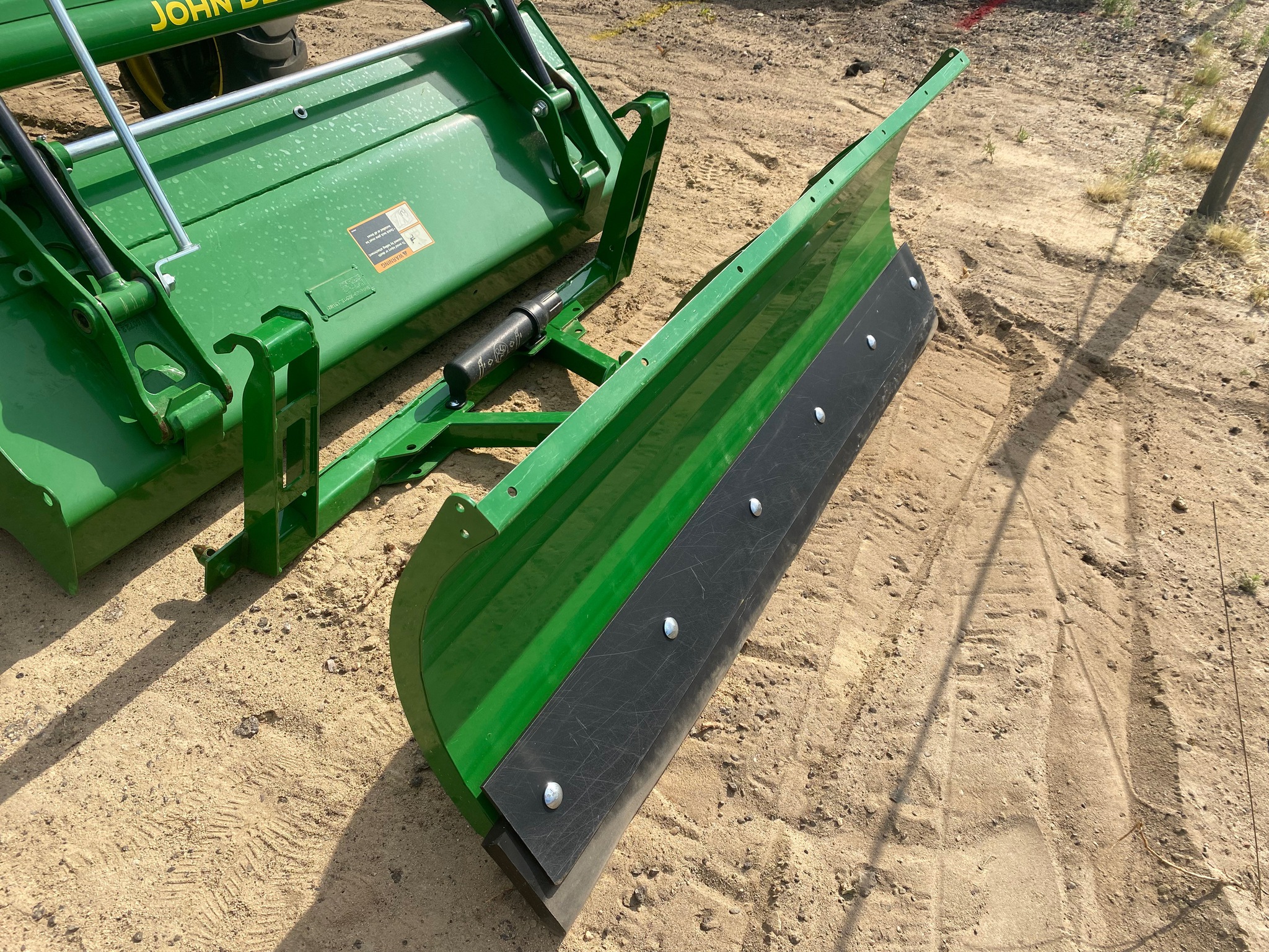 2022 John Deere 2032R Image 22