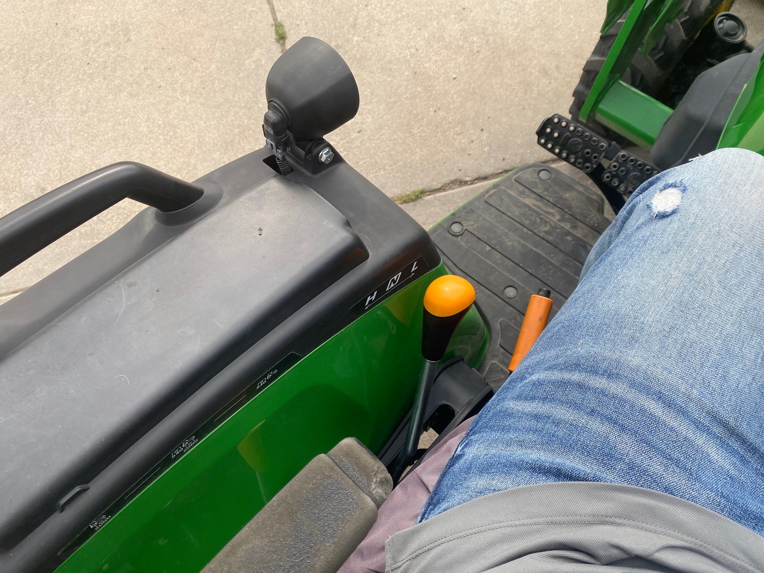 2022 John Deere 2032R Image 13