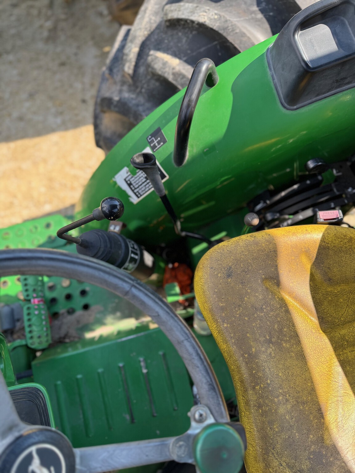 2015 John Deere 5055E Image 6