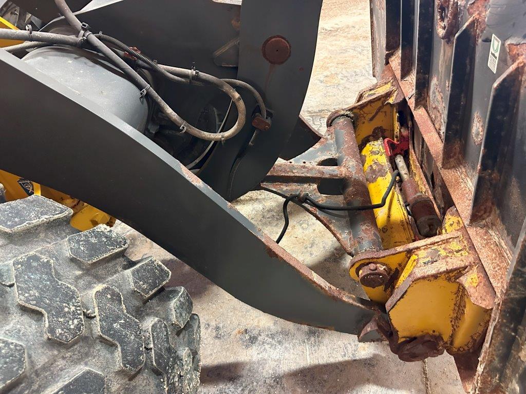 2019 John Deere 304L Image 8
