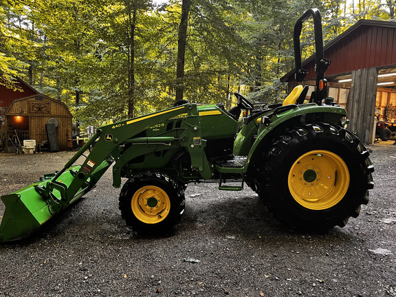 Photo of 2022 John Deere 4052R